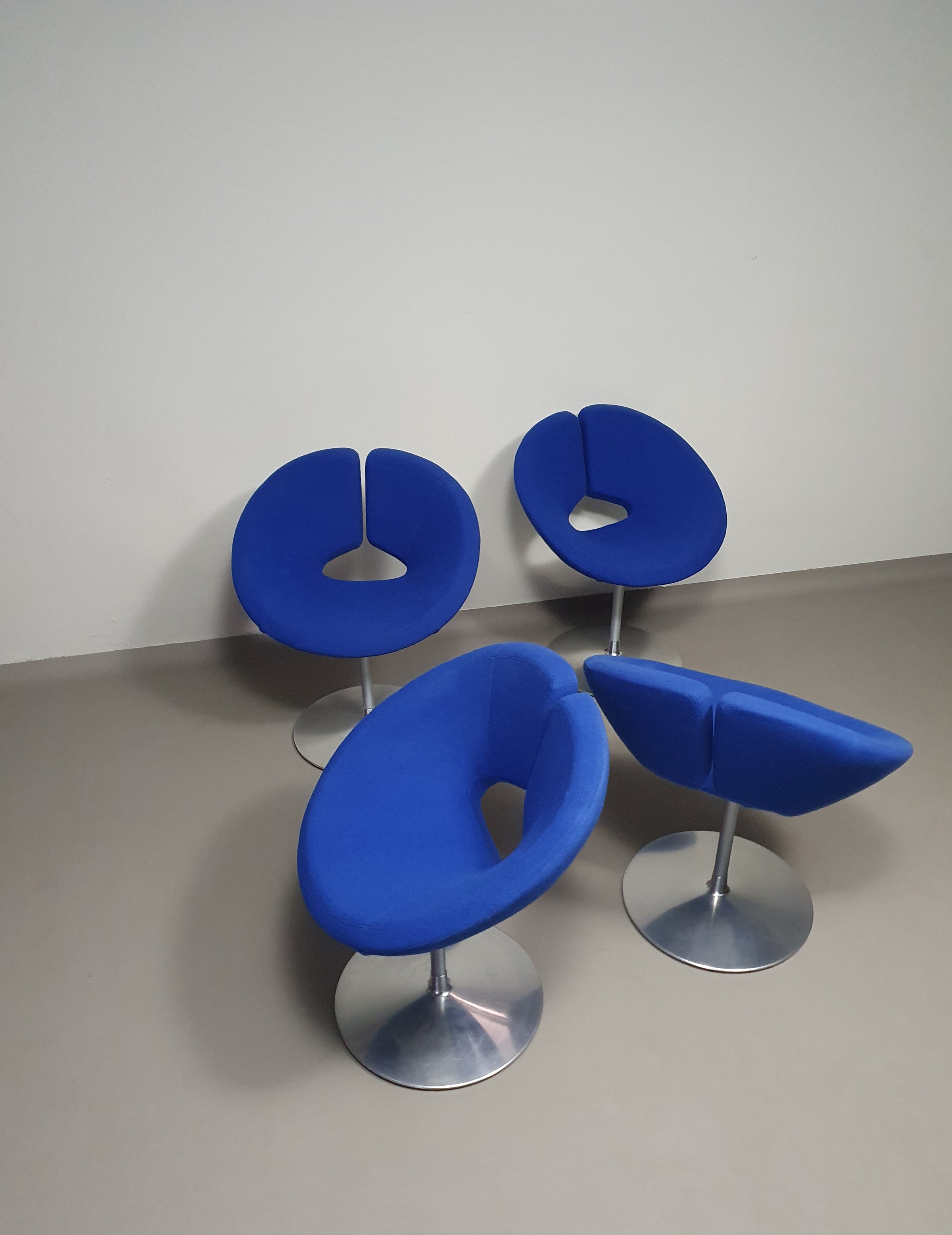 Artifort little Apollo chairs / with swiveling disc base / by Patrick Norguet