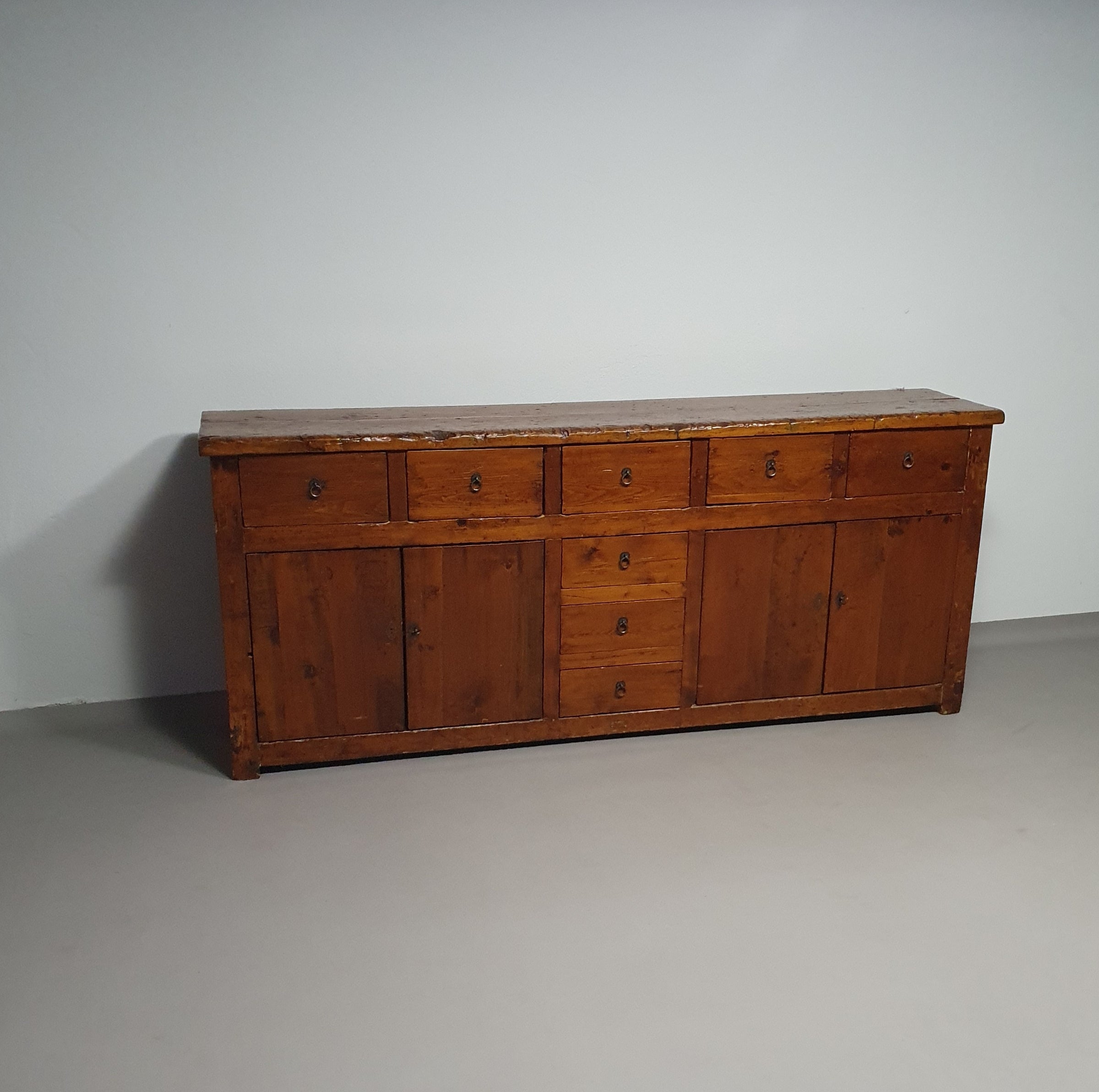 Spanisch chestnut wood side board
Antiqu bar counter. Butcher bar counter