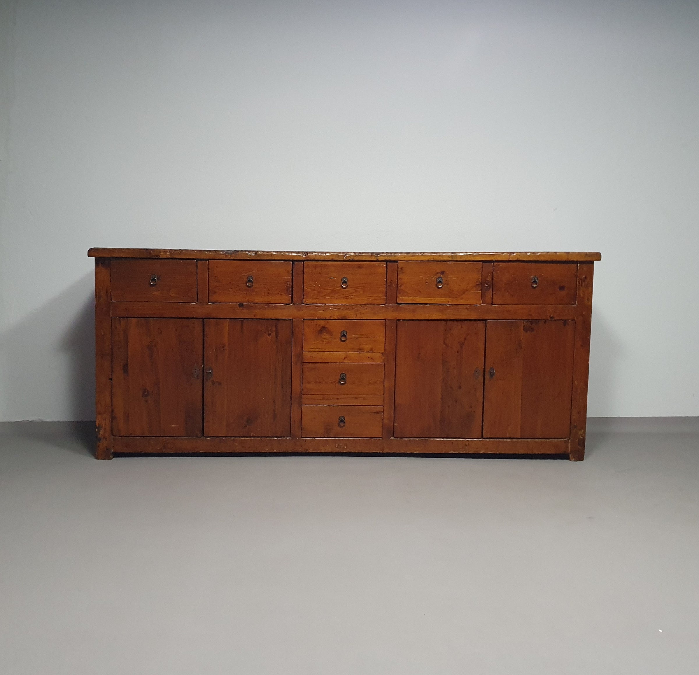 Spanisch chestnut wood side board
Antiqu bar counter. Butcher bar counter