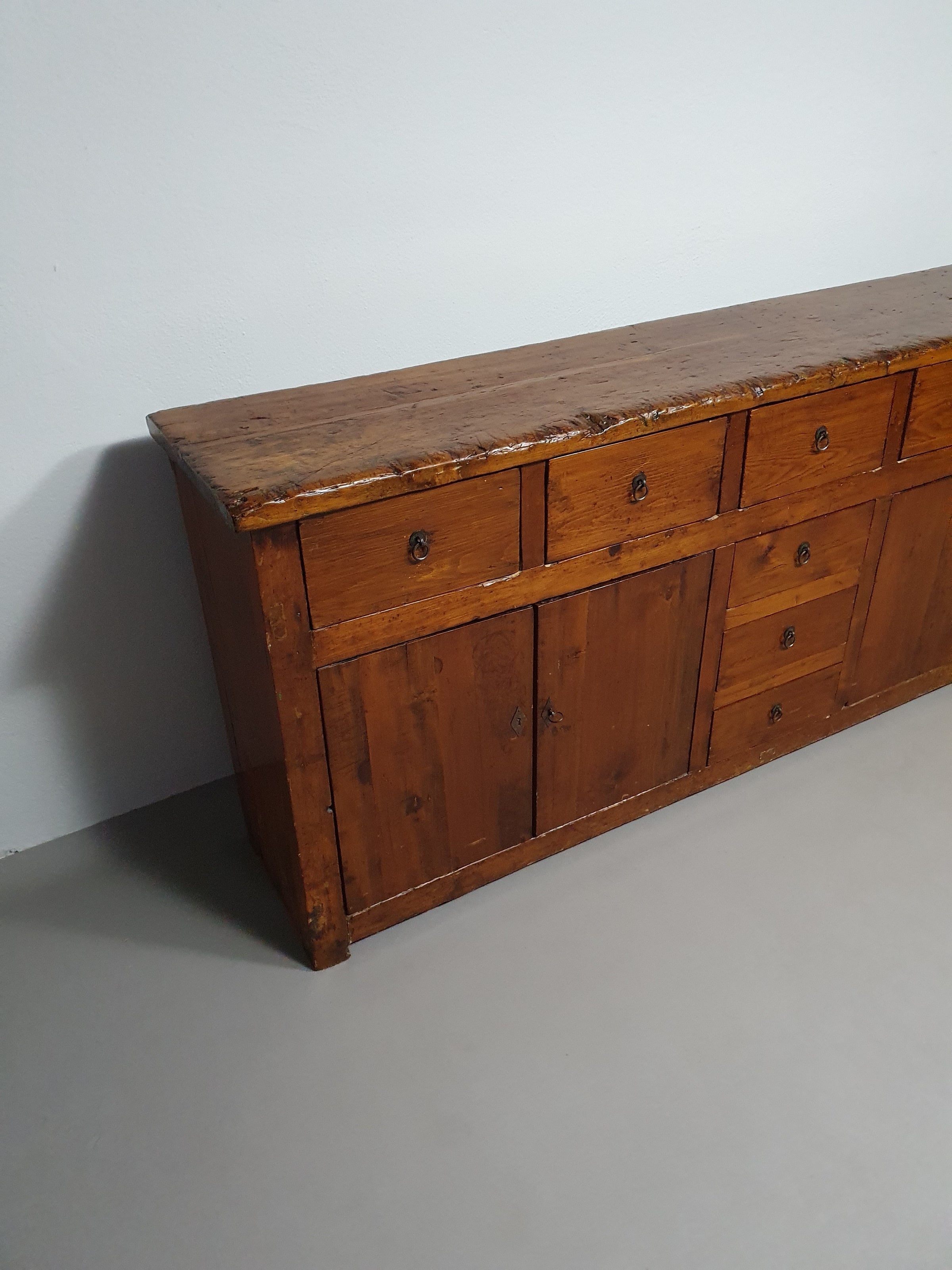 Spanisch chestnut wood side board
Antiqu bar counter. Butcher bar counter