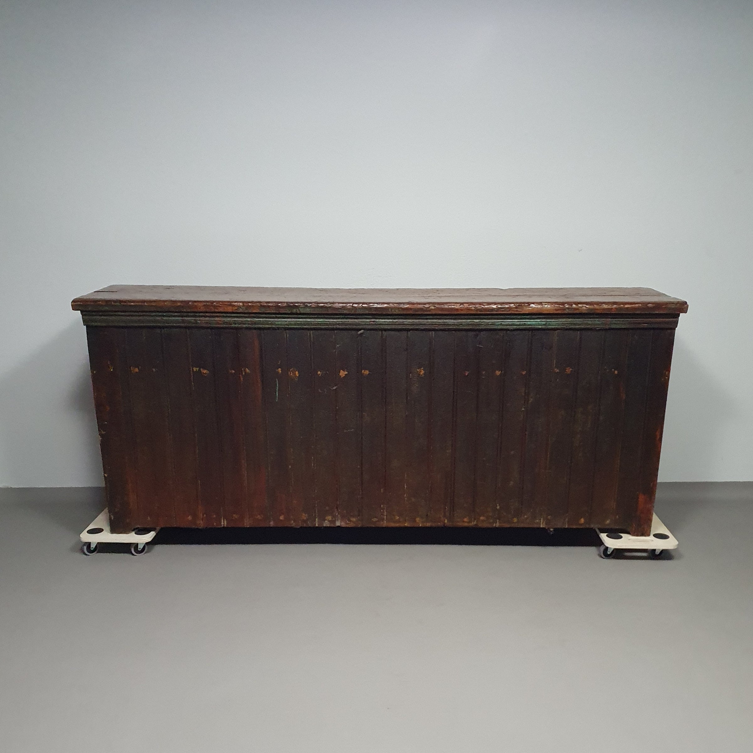 Spanisch chestnut wood side board
Antiqu bar counter. Butcher bar counter