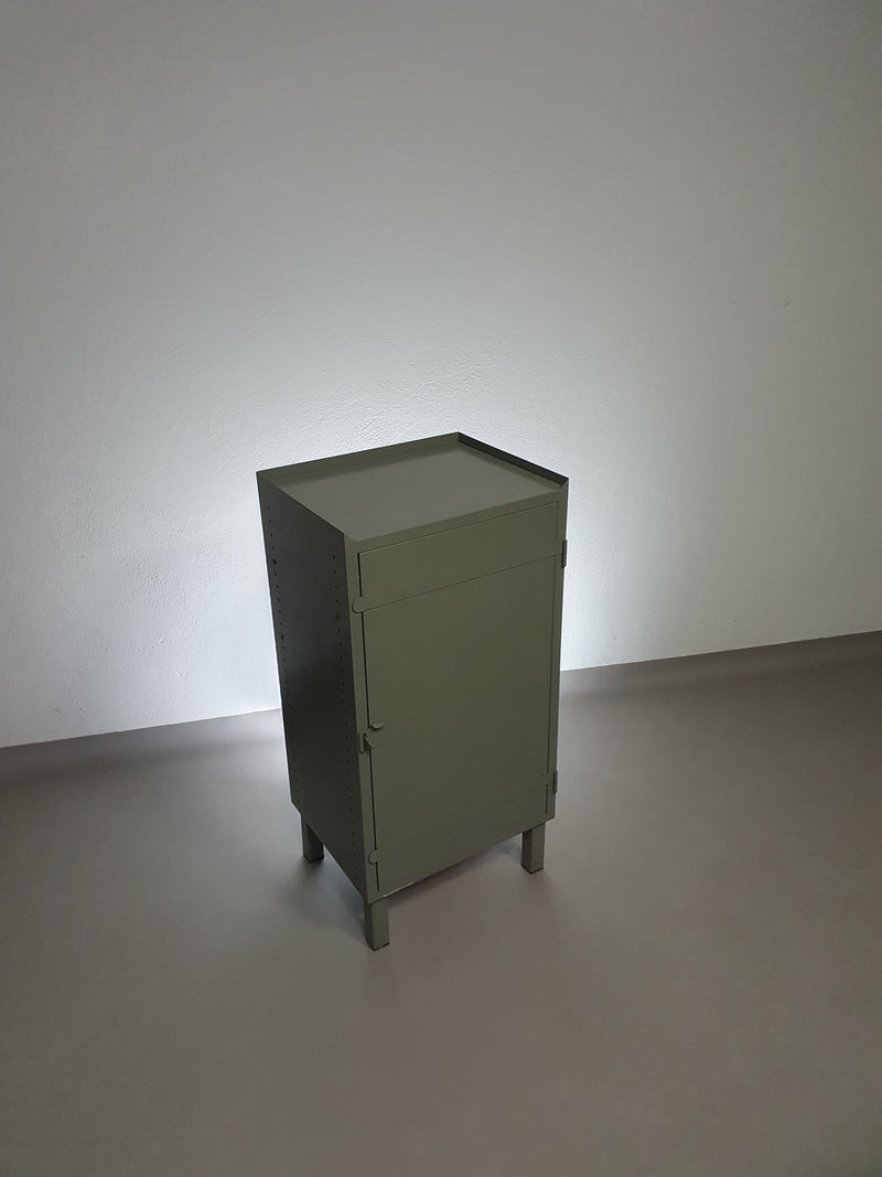 Prachtig werkplaatskastje. Grijs metaal lockertje.
Industrial small sideboard