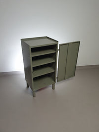 Prachtig werkplaatskastje. Grijs metaal lockertje.
Industrial small sideboard