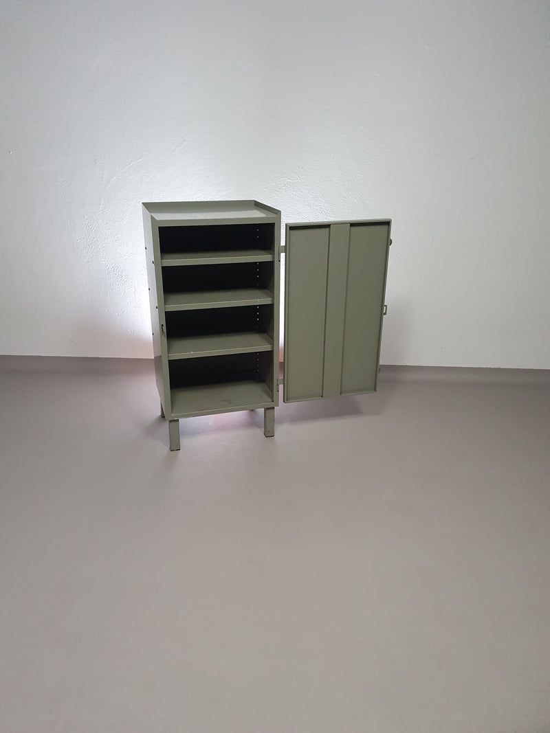 Prachtig werkplaatskastje. Grijs metaal lockertje.
Industrial small sideboard