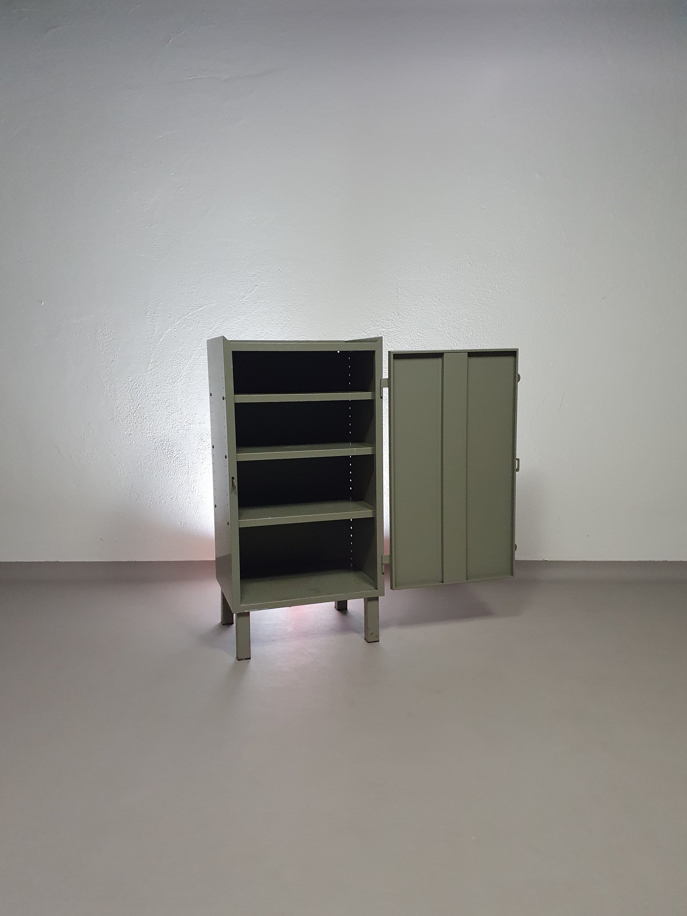 Prachtig werkplaatskastje. Grijs metaal lockertje.
Industrial small sideboard