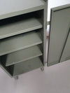 Prachtig werkplaatskastje. Grijs metaal lockertje.
Industrial small sideboard