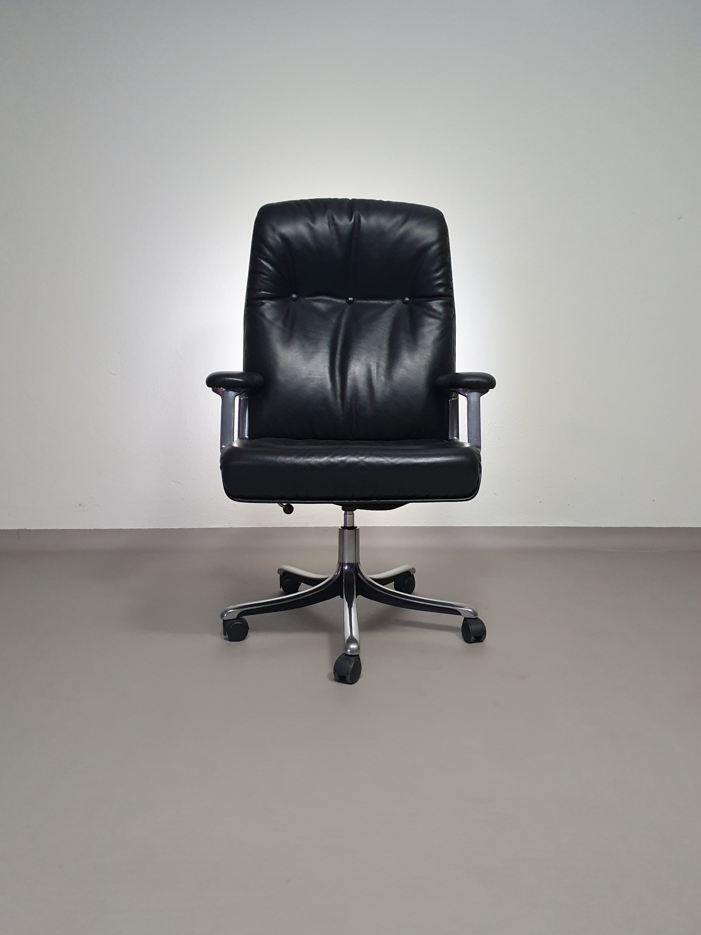 Vintage office chair P128 by Osvaldo Borsani for Tecno