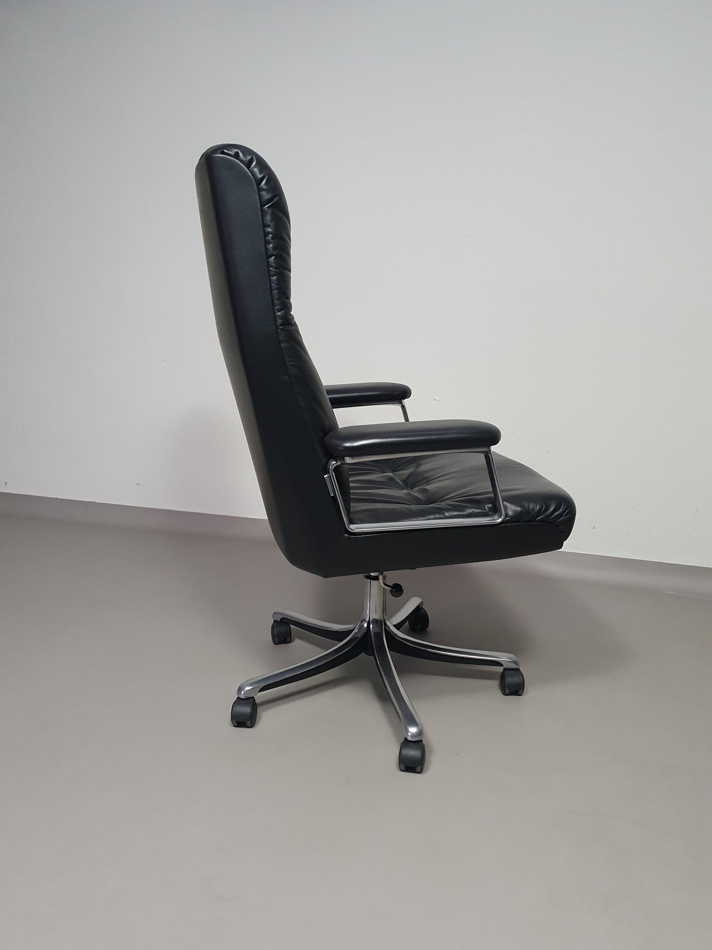 Vintage office chair P128 by Osvaldo Borsani for Tecno