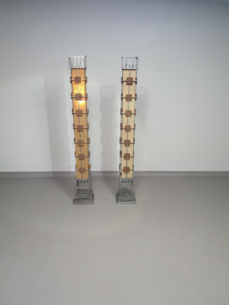 Set brutalist floor lamps with tiles.
Height 165 cm. 2 x bubble per lamp