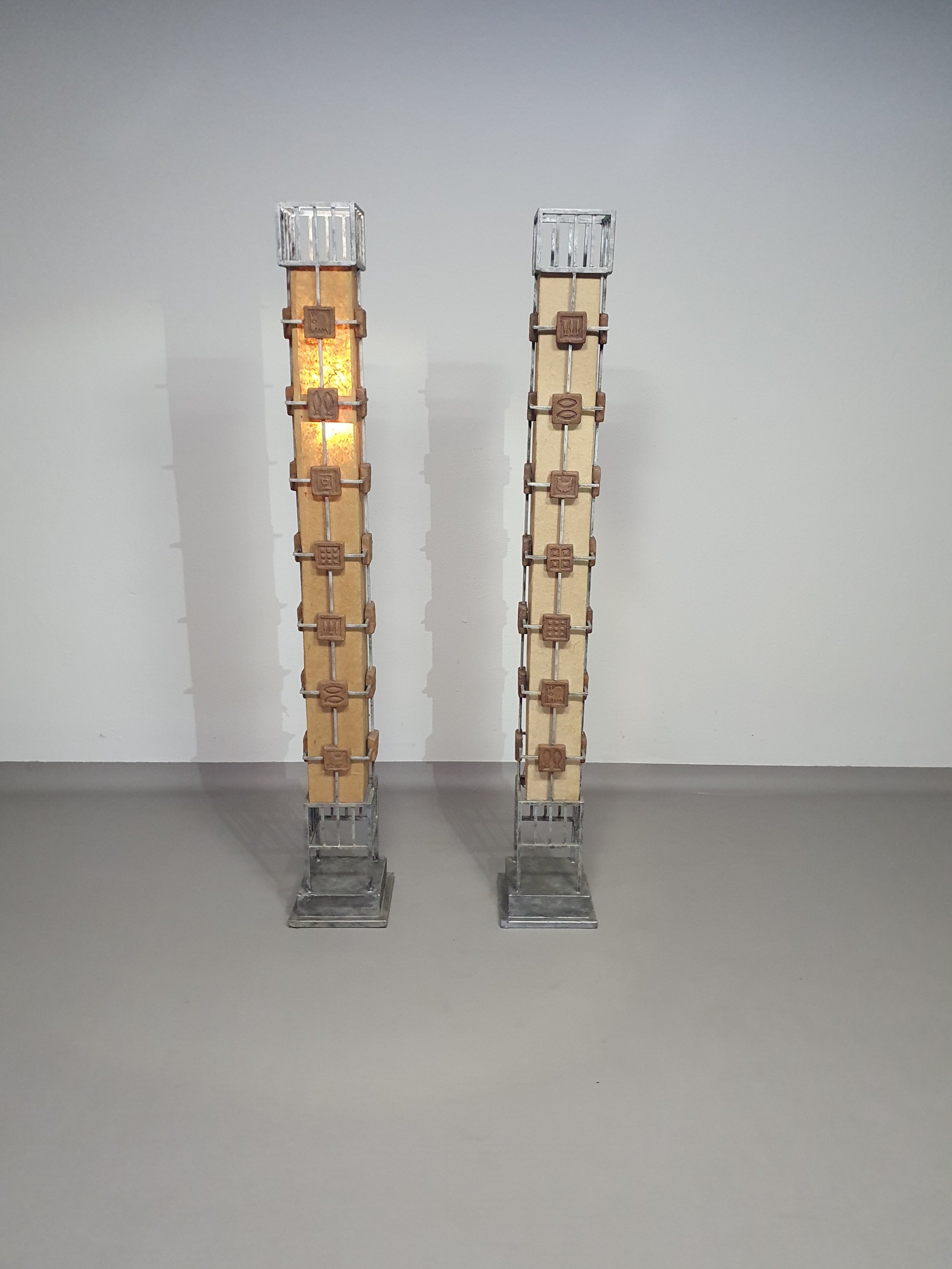 Set brutalist floor lamps with tiles.
Height 165 cm. 2 x bubble per lamp