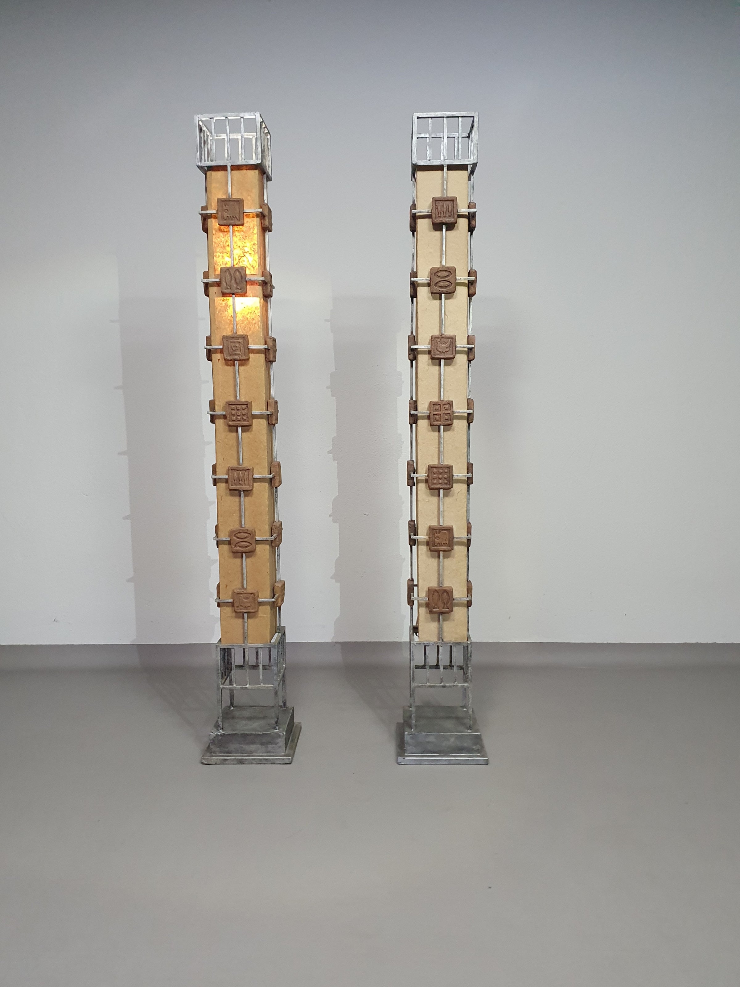 Set brutalist floor lamps with tiles.
Height 165 cm. 2 x bubble per lamp