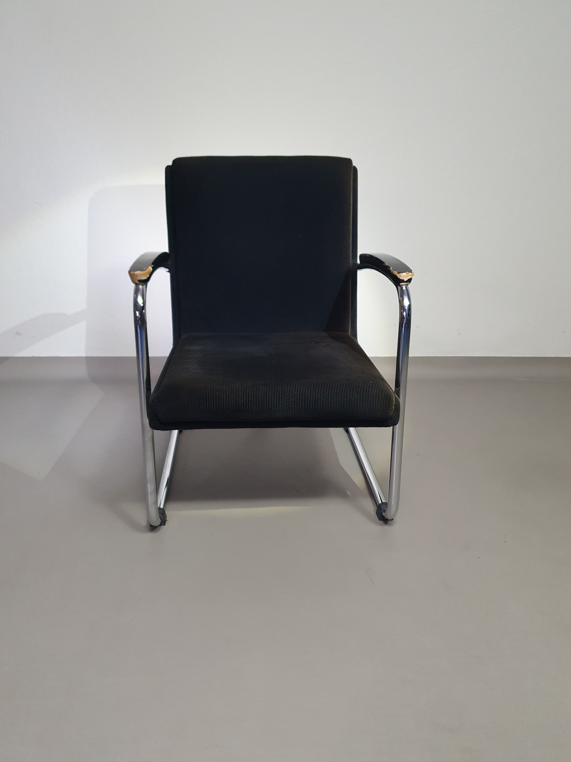 Tubular frame arm chair. With corduroy fabric. Fana Metaal Rotterdam