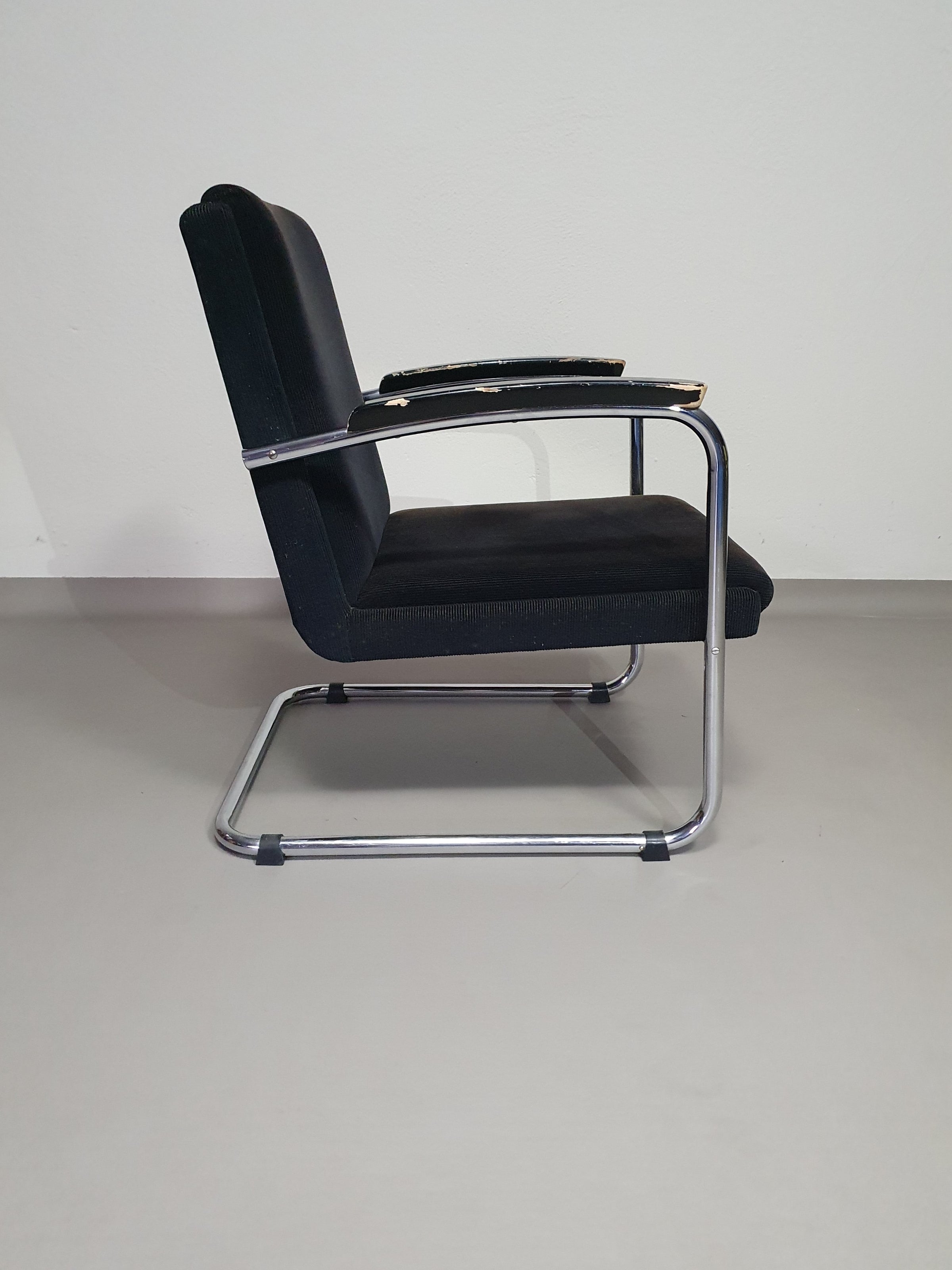 Tubular frame arm chair. With corduroy fabric. Fana Metaal Rotterdam