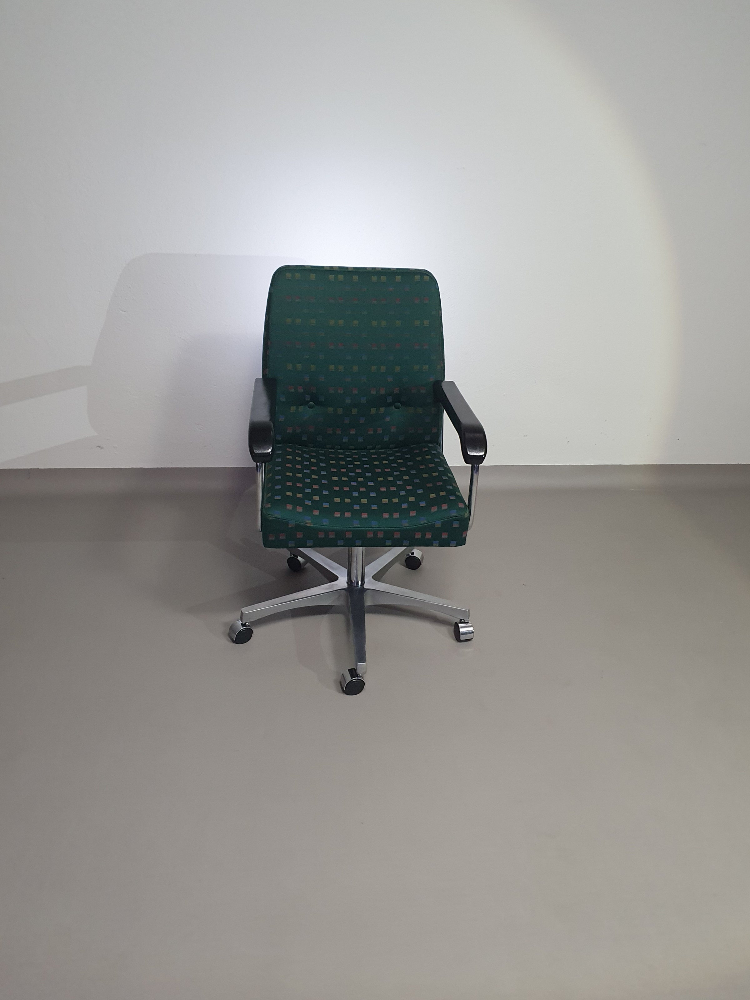 Office chair with armrests / turnable / not height adjustable