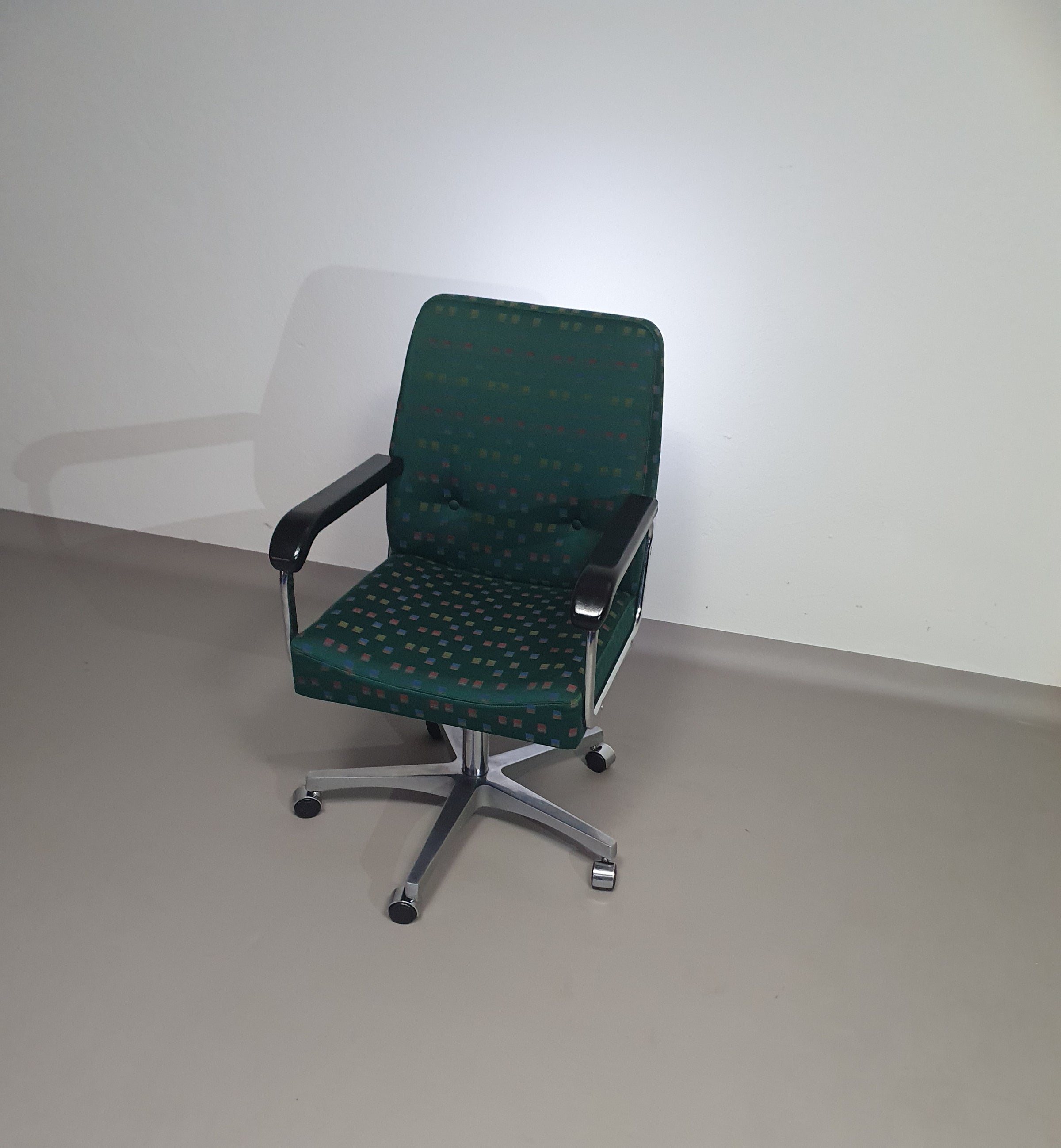 Office chair with armrests / turnable / not height adjustable