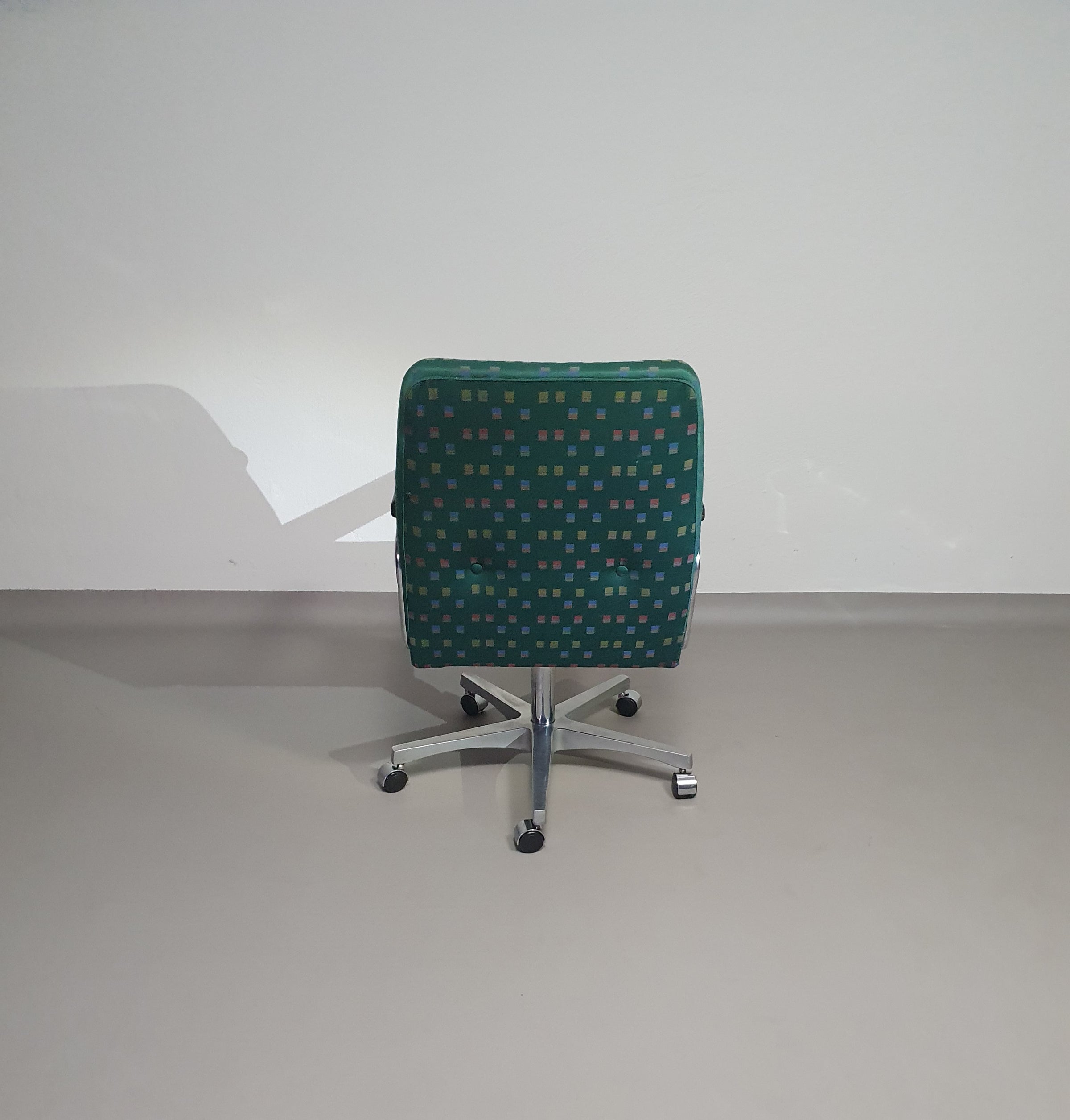 Office chair with armrests / turnable / not height adjustable