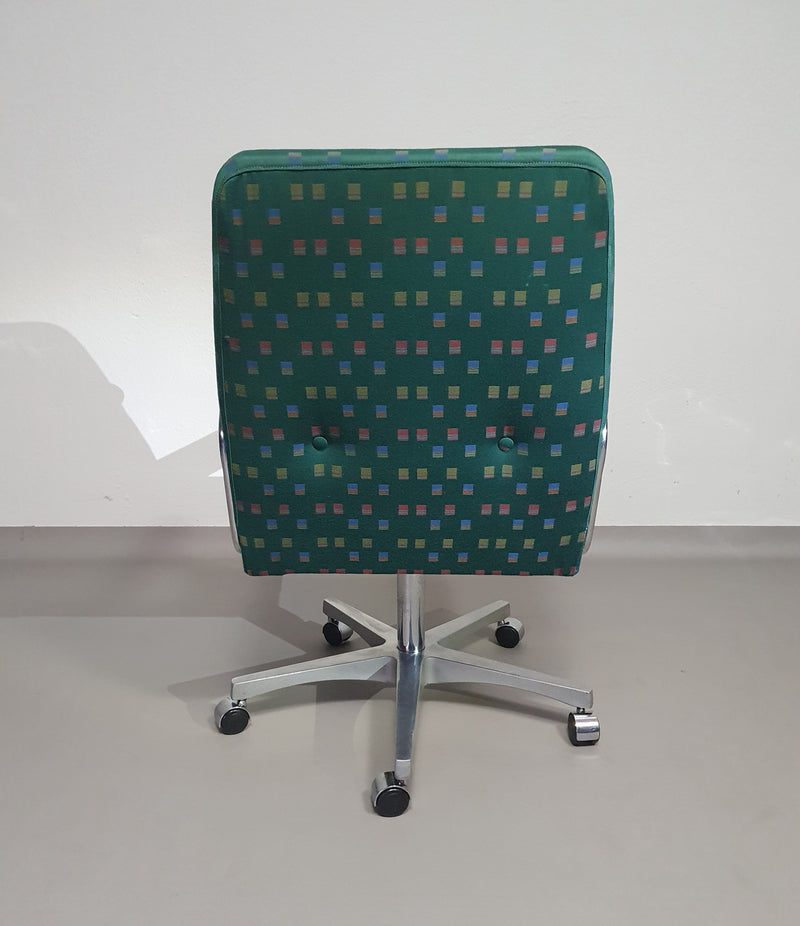 Office chair with armrests / turnable / not height adjustable