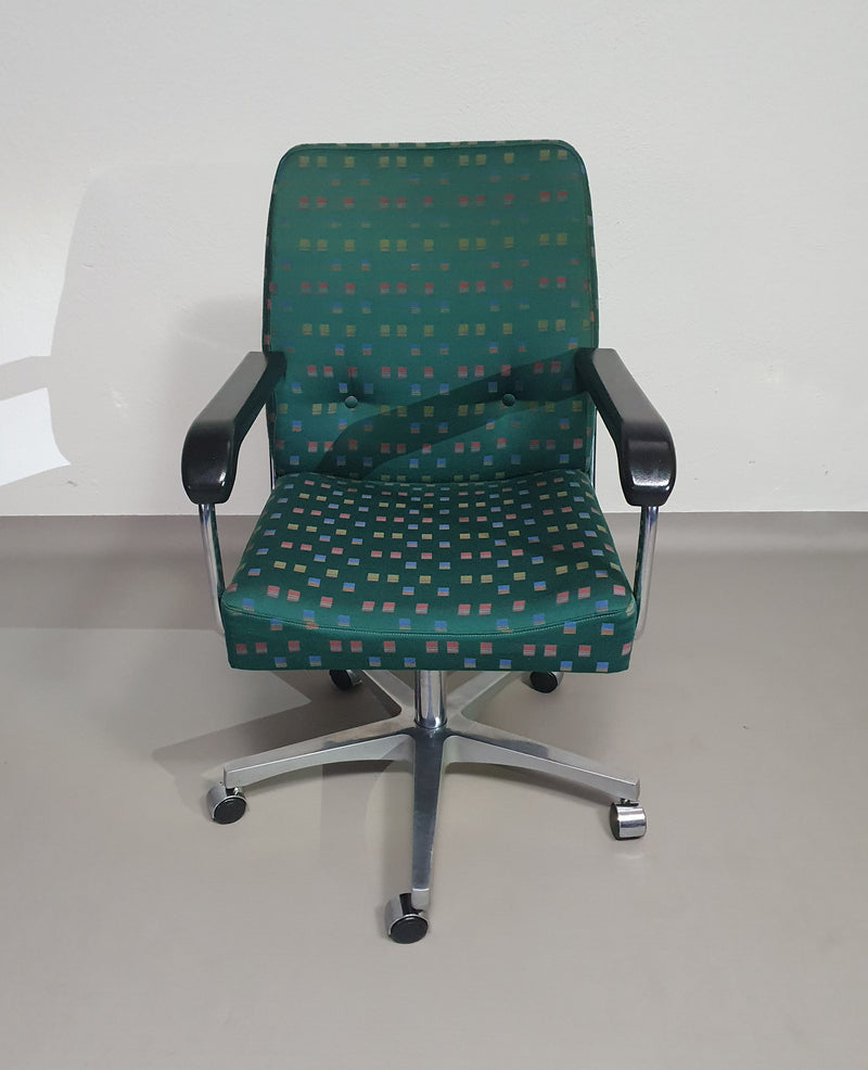 Office chair with armrests / turnable / not height adjustable