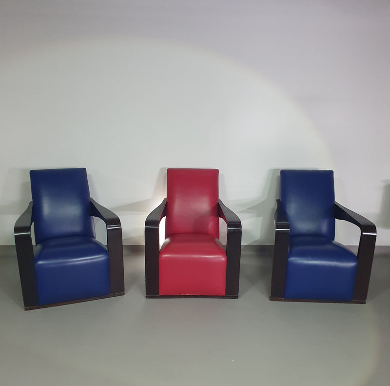 4 x Vintage Ying lounge chairs / fauteuils van Hugues Chevalier, jaren 1990. 3 x blue / 1 x red leather. Special made in these colours for Tommy Hilfiger. With traces of use.