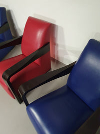 4 x Vintage Ying lounge chairs / fauteuils van Hugues Chevalier, jaren 1990. 3 x blauw / 1 x rood leer. Speciaal gemaakt in deze kleuren voor Tommy Hilfiger. Met gebruikssporen.