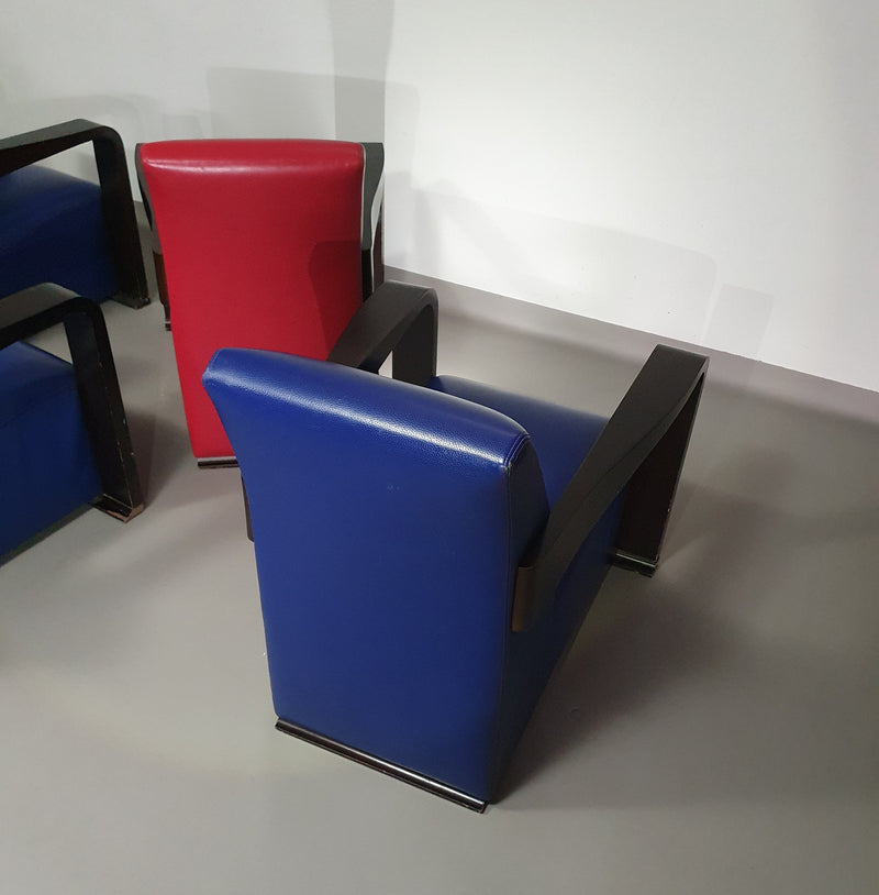 4 x Vintage Ying lounge chairs / fauteuils van Hugues Chevalier, jaren 1990. 3 x blauw / 1 x rood leer. Speciaal gemaakt in deze kleuren voor Tommy Hilfiger. Met gebruikssporen.