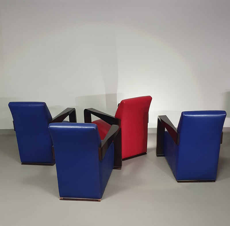 4 x Vintage Ying lounge chairs / fauteuils van Hugues Chevalier, jaren 1990. 3 x blauw / 1 x rood leer. Speciaal gemaakt in deze kleuren voor Tommy Hilfiger. Met gebruikssporen.