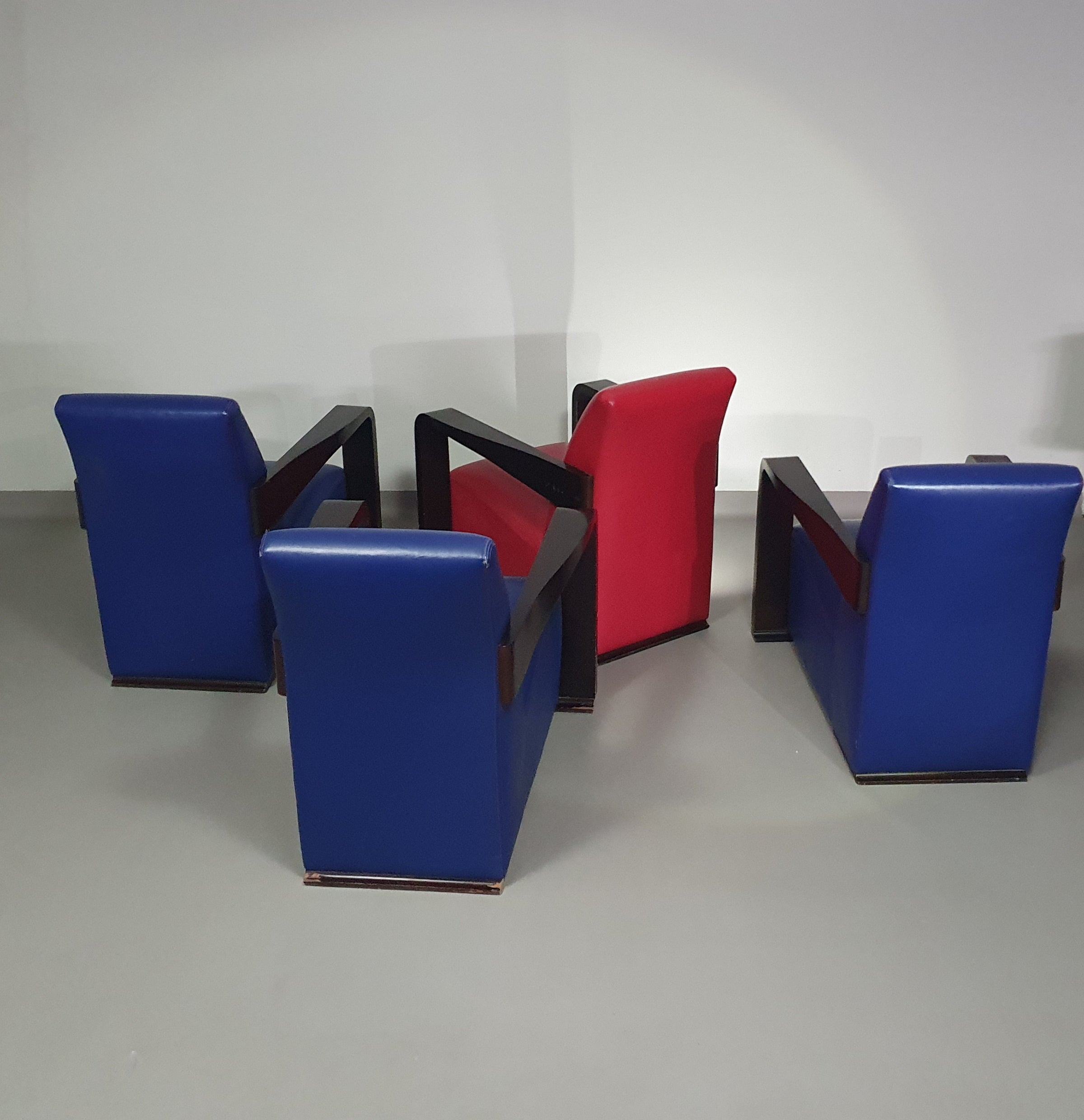 4 x Vintage Ying lounge chairs / fauteuils van Hugues Chevalier, jaren 1990. 3 x blue / 1 x red leather. Special made in these colours for Tommy Hilfiger. With traces of use.