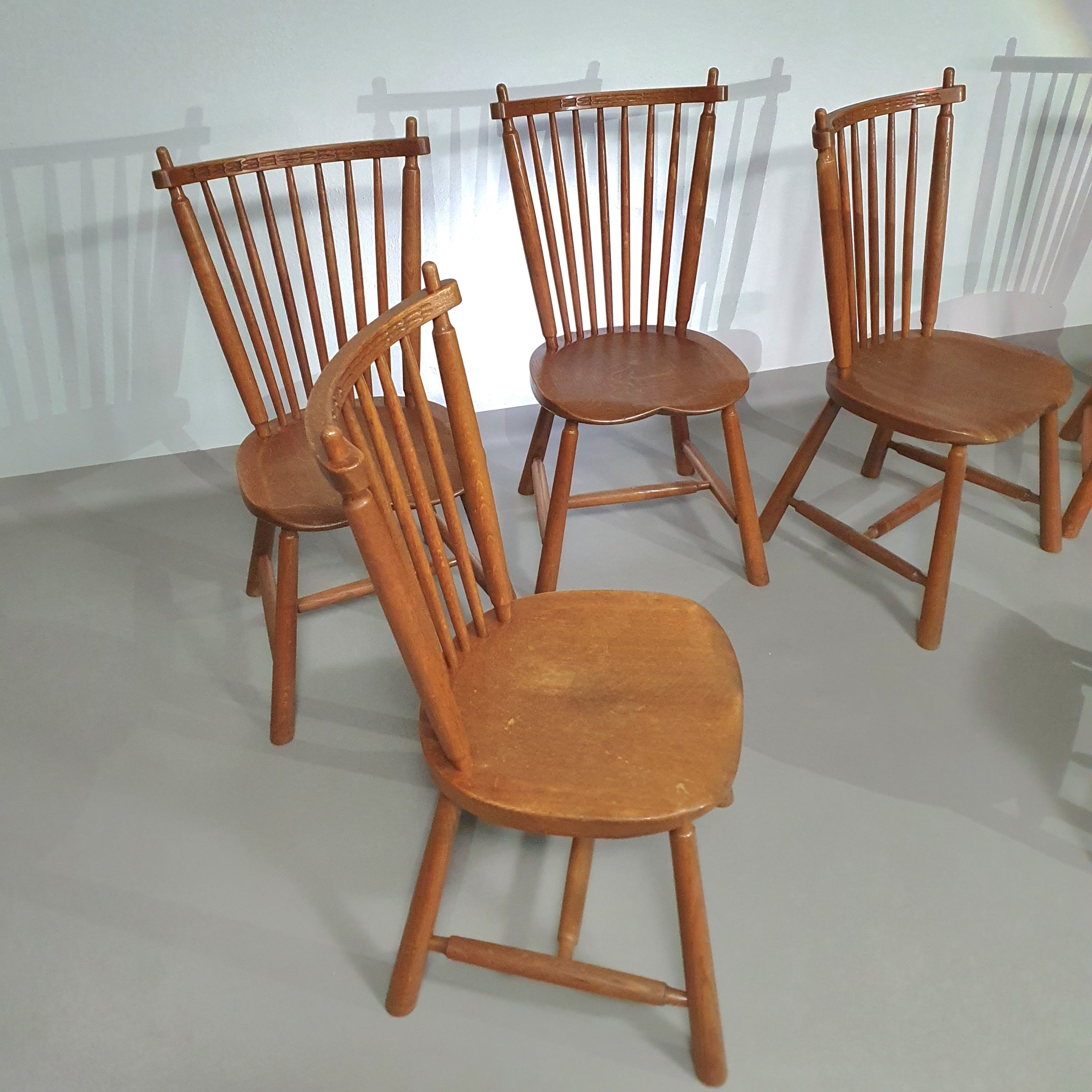 De Ster Geldermalsen Spindle Back dining chair 6 x in solid Oak. With a small carved decoration in the back rest.
1960s