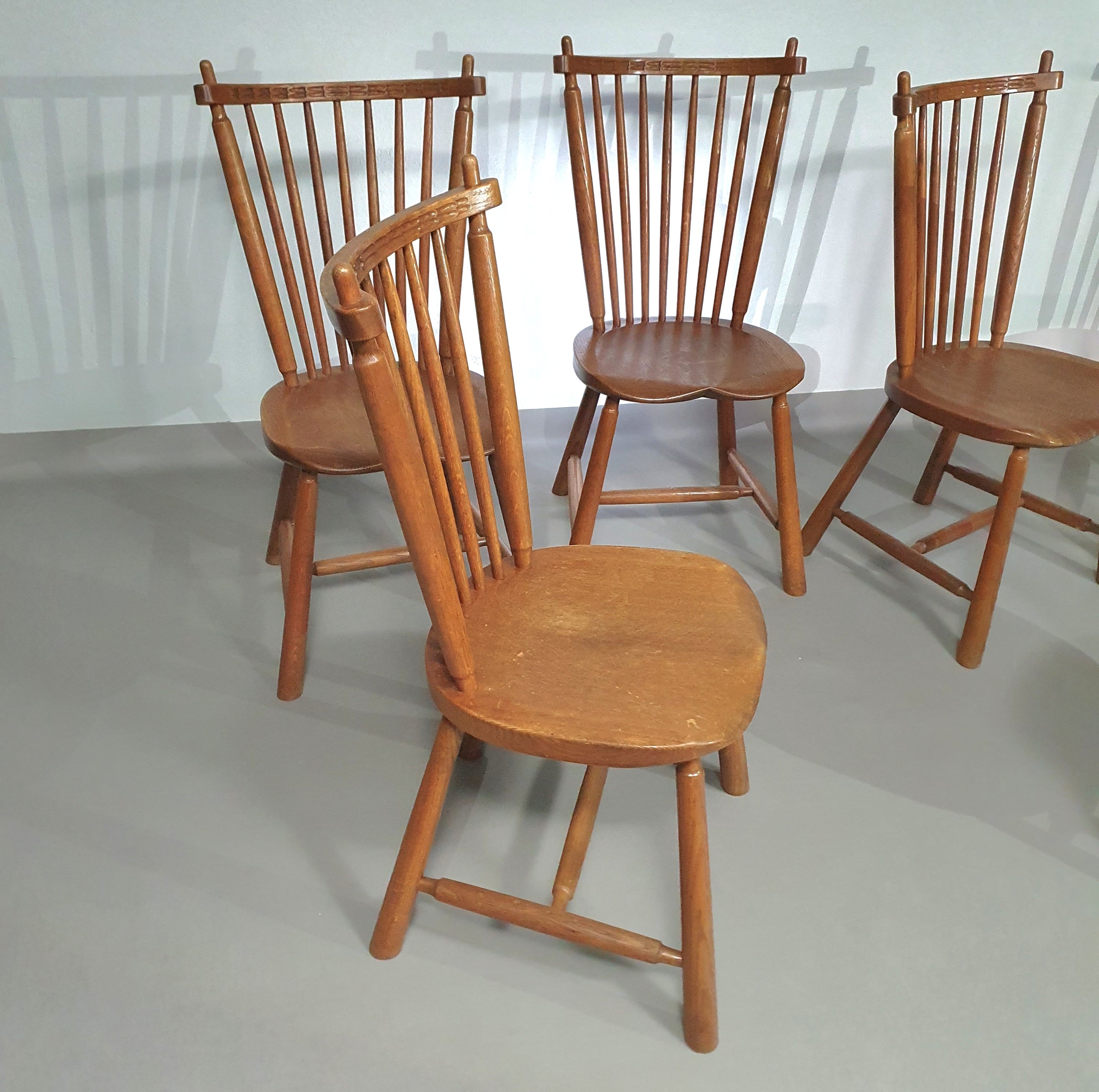 De Ster Geldermalsen Spindle Back dining chair 6 x in solid Oak. With a small carved decoration in the back rest.
1960s