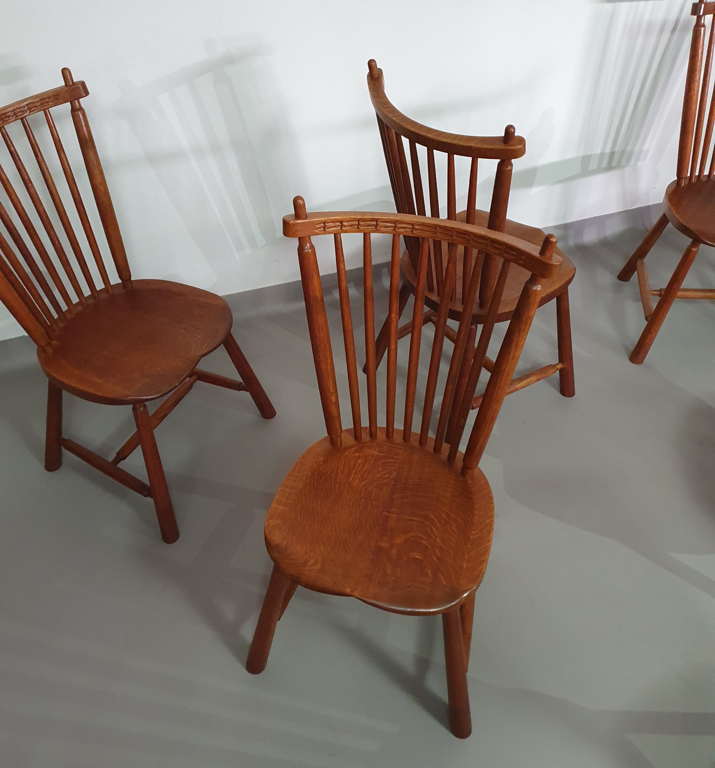 De Ster Geldermalsen Spindle Back dining chair 6 x in solid Oak. With a small carved decoration in the back rest.
1960s