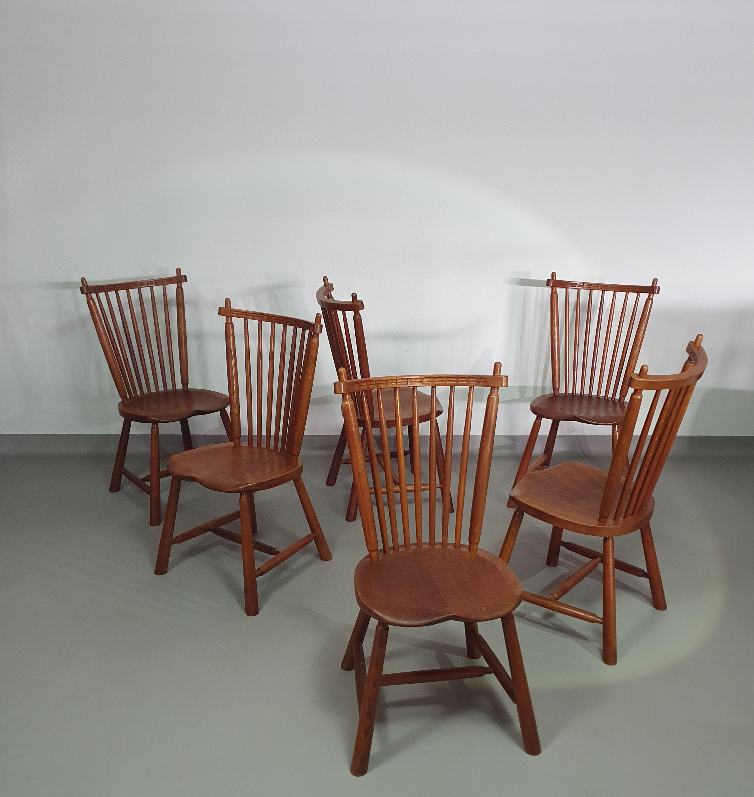 De Ster Geldermalsen Spindle Back dining chair 6 x in solid Oak. With a small carved decoration in the back rest.
1960s