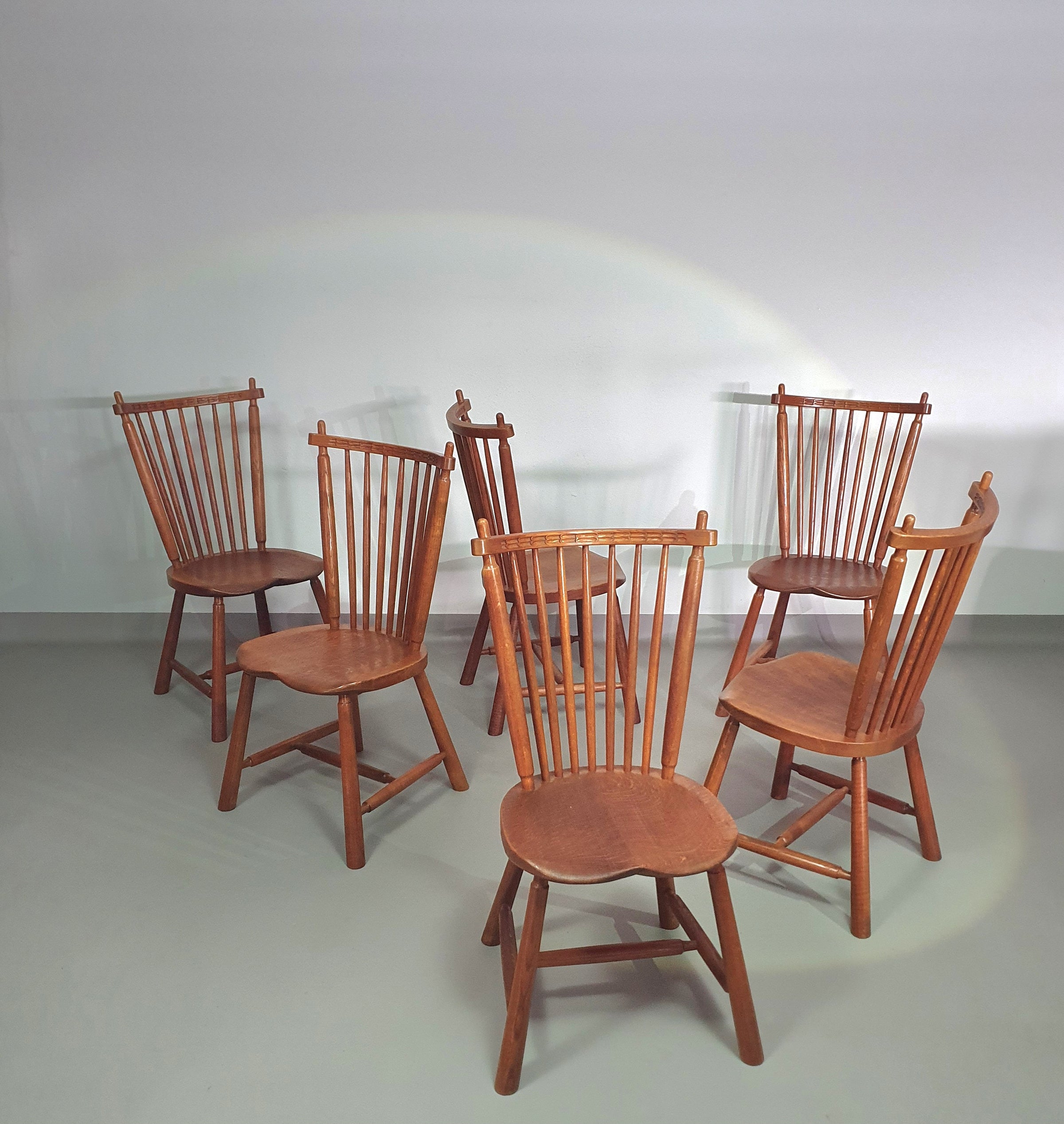 De Ster Geldermalsen Spindle Back dining chair 6 x in solid Oak. With a small carved decoration in the back rest.
1960s