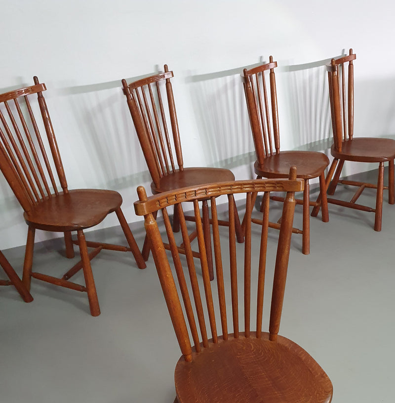 De Ster Geldermalsen Spindle Back dining chair 6 x in solid Oak. With a small carved decoration in the back rest.
1960s