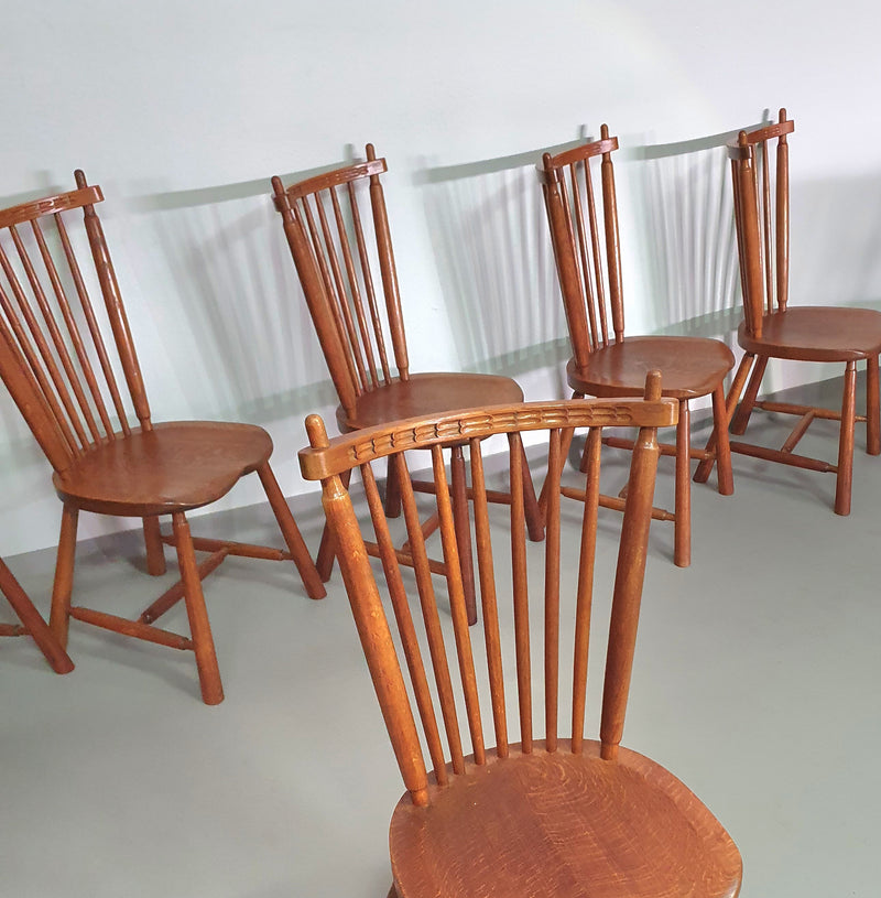 De Ster Geldermalsen Spindle Back dining chair 6 x in solid Oak. With a small carved decoration in the back rest.
1960s