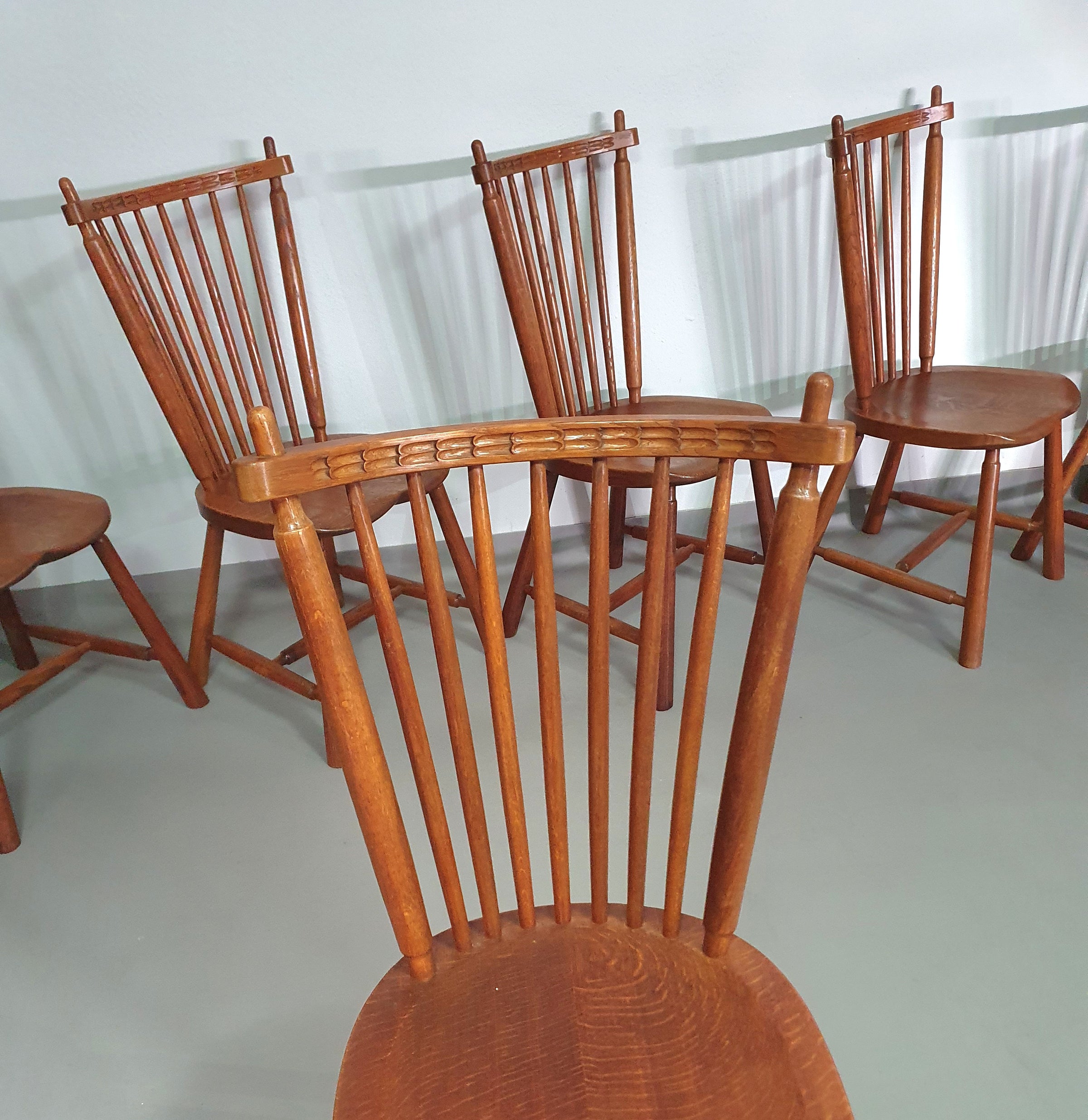 De Ster Geldermalsen Spindle Back dining chair 6 x in solid Oak. With a small carved decoration in the back rest.
1960s