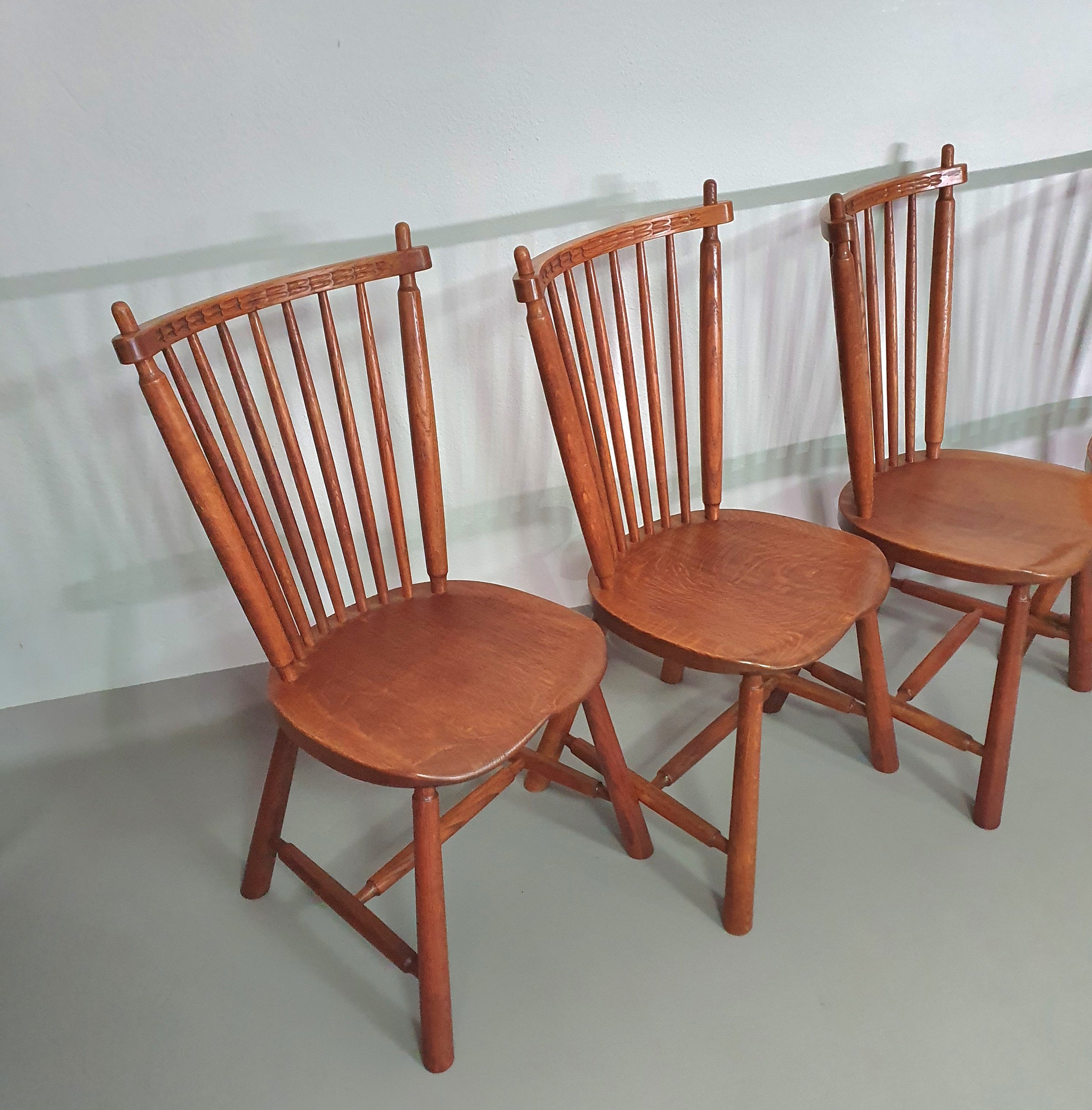 De Ster Geldermalsen Spindle Back dining chair 6 x in solid Oak. With a small carved decoration in the back rest.
1960s