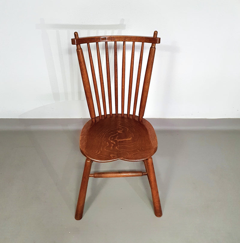 De Ster Geldermalsen Spindle Back dining chair 6 x in solid Oak. With a small carved decoration in the back rest.
1960s