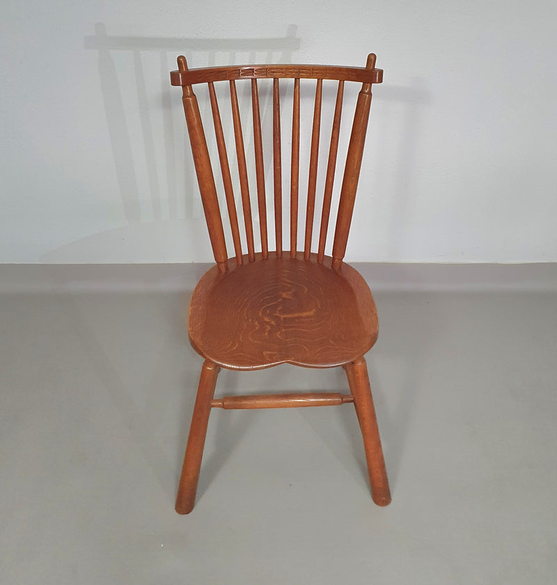 De Ster Geldermalsen Spindle Back dining chair 6 x in solid Oak. With a small carved decoration in the back rest.
1960s