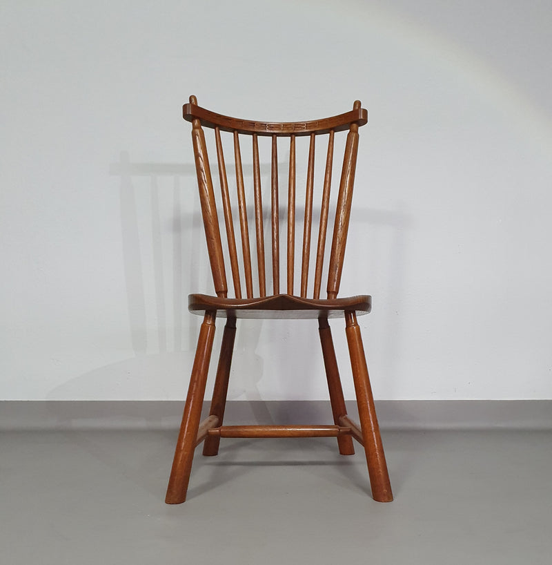 De Ster Geldermalsen Spindle Back dining chair 6 x in solid Oak. With a small carved decoration in the back rest.
1960s