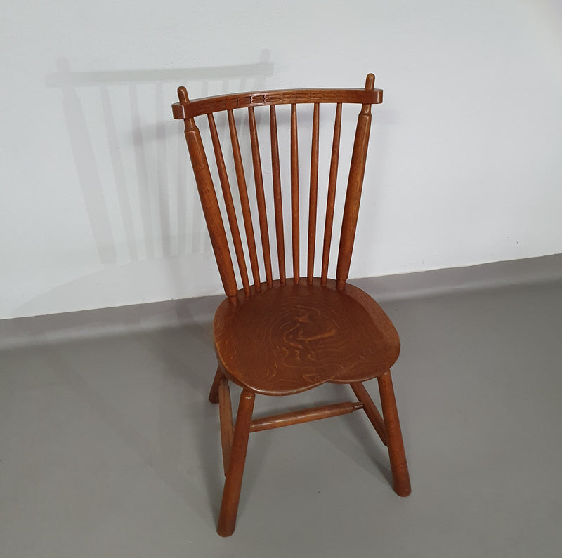 De Ster Geldermalsen Spindle Back dining chair 6 x in solid Oak. With a small carved decoration in the back rest.
1960s