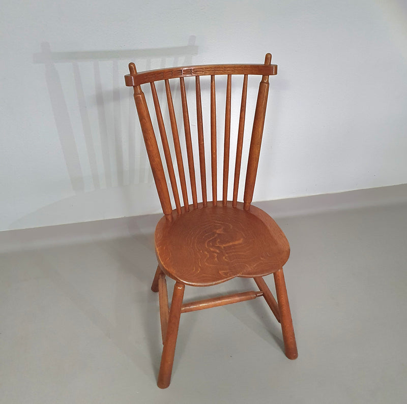 De Ster Geldermalsen Spindle Back dining chair 6 x in solid Oak. With a small carved decoration in the back rest.
1960s