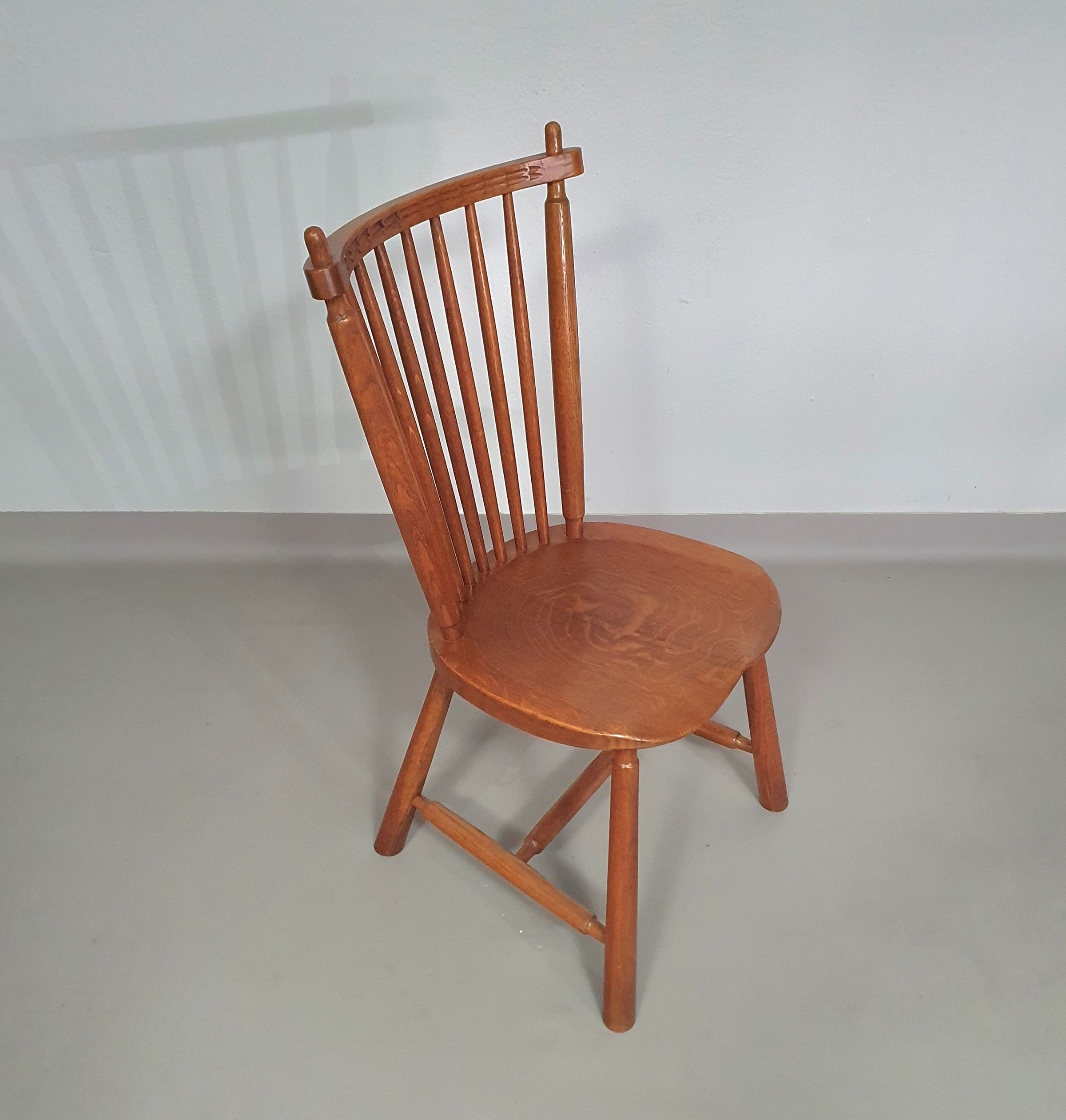 De Ster Geldermalsen Spindle Back dining chair 6 x in solid Oak. With a small carved decoration in the back rest.
1960s