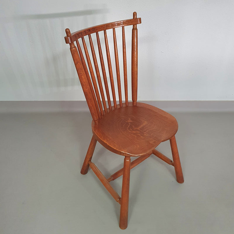 De Ster Geldermalsen Spindle Back dining chair 6 x in solid Oak. With a small carved decoration in the back rest.
1960s