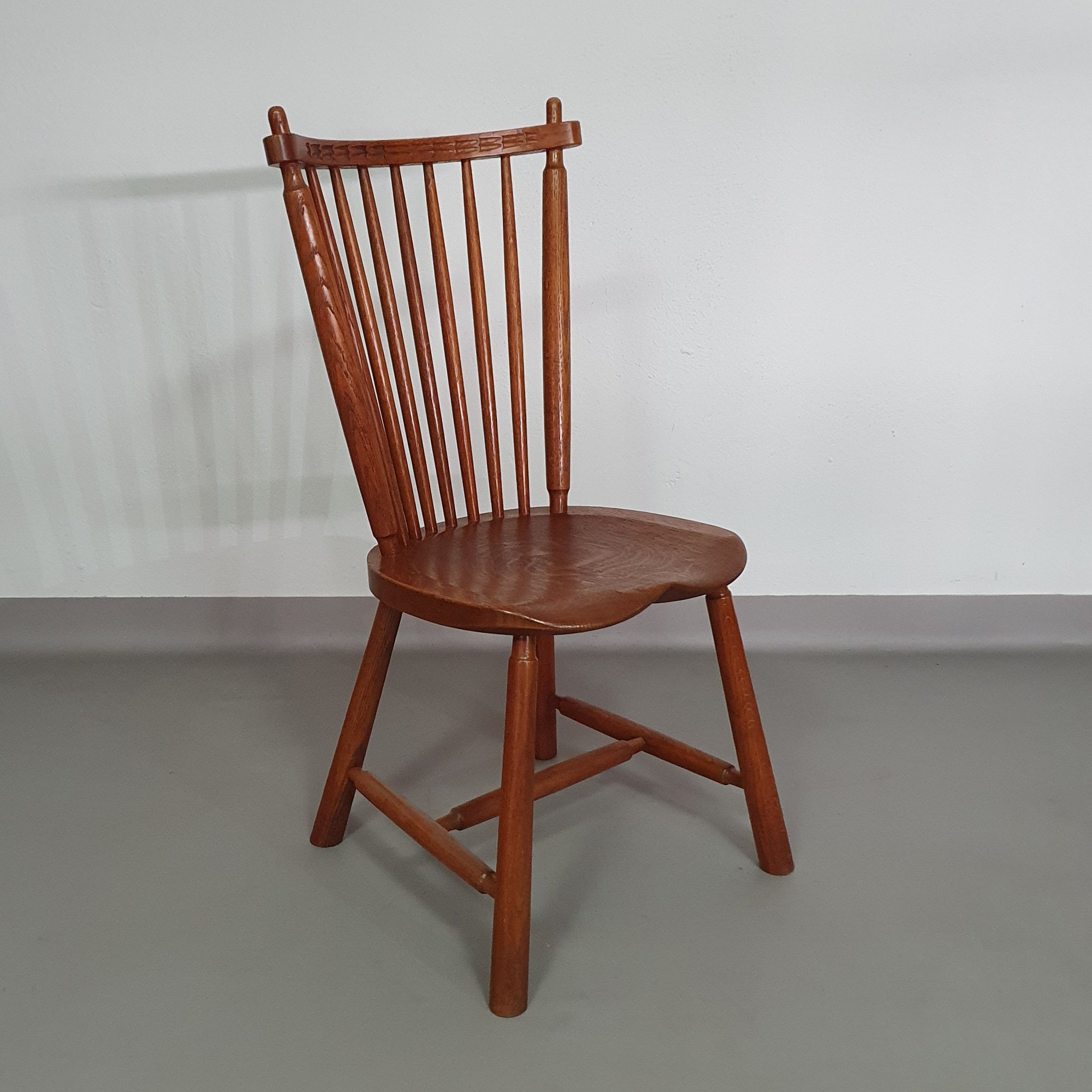 De Ster Geldermalsen Spindle Back dining chair 6 x in solid Oak. With a small carved decoration in the back rest.
1960s