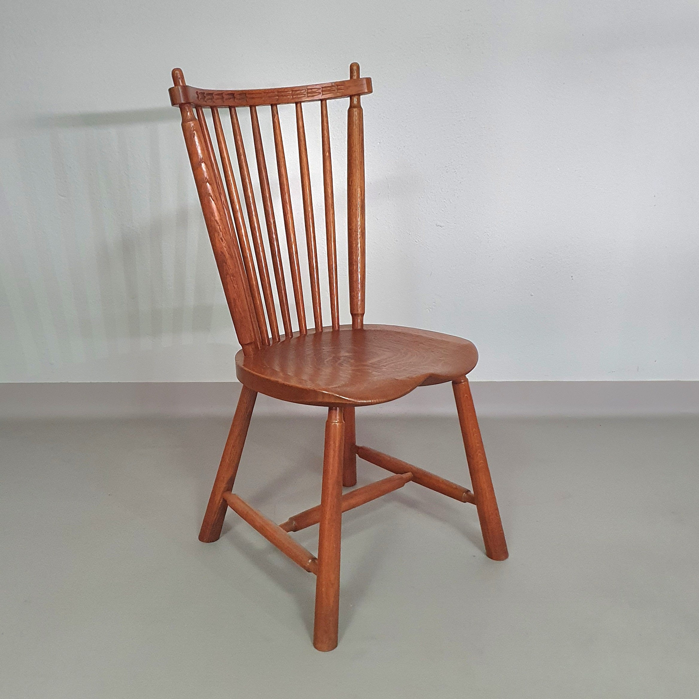 De Ster Geldermalsen Spindle Back dining chair 6 x in solid Oak. With a small carved decoration in the back rest.
1960s