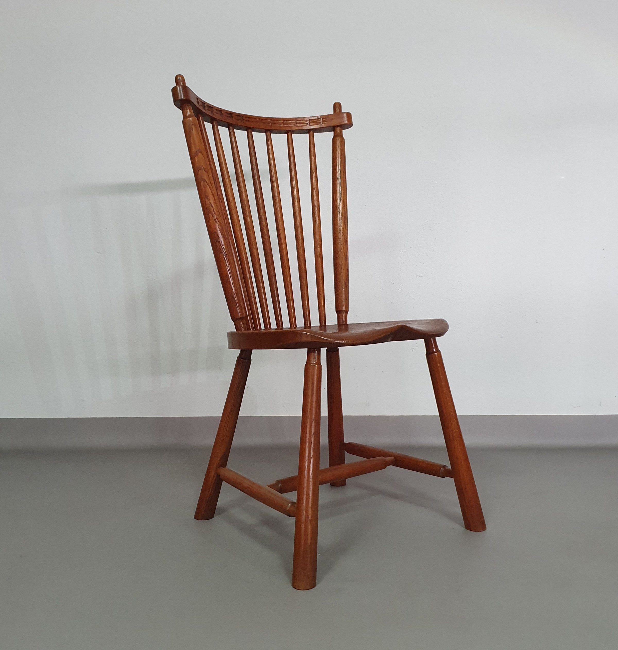 De Ster Geldermalsen Spindle Back dining chair 6 x in solid Oak. With a small carved decoration in the back rest.
1960s