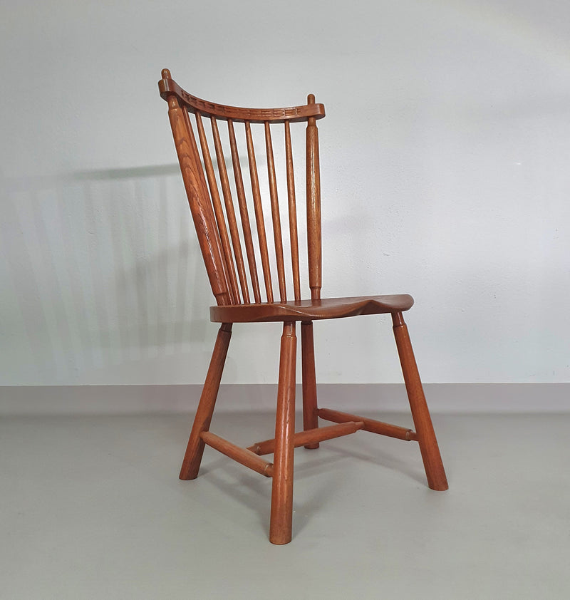 De Ster Geldermalsen Spindle Back dining chair 6 x in solid Oak. With a small carved decoration in the back rest.
1960s