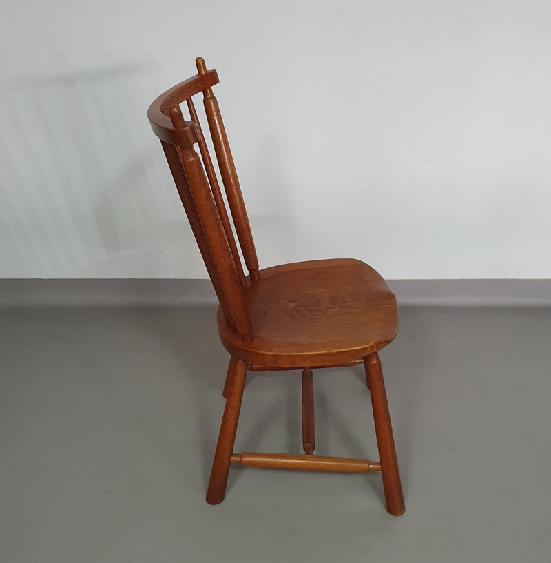 De Ster Geldermalsen Spindle Back dining chair 6 x in solid Oak. With a small carved decoration in the back rest.
1960s