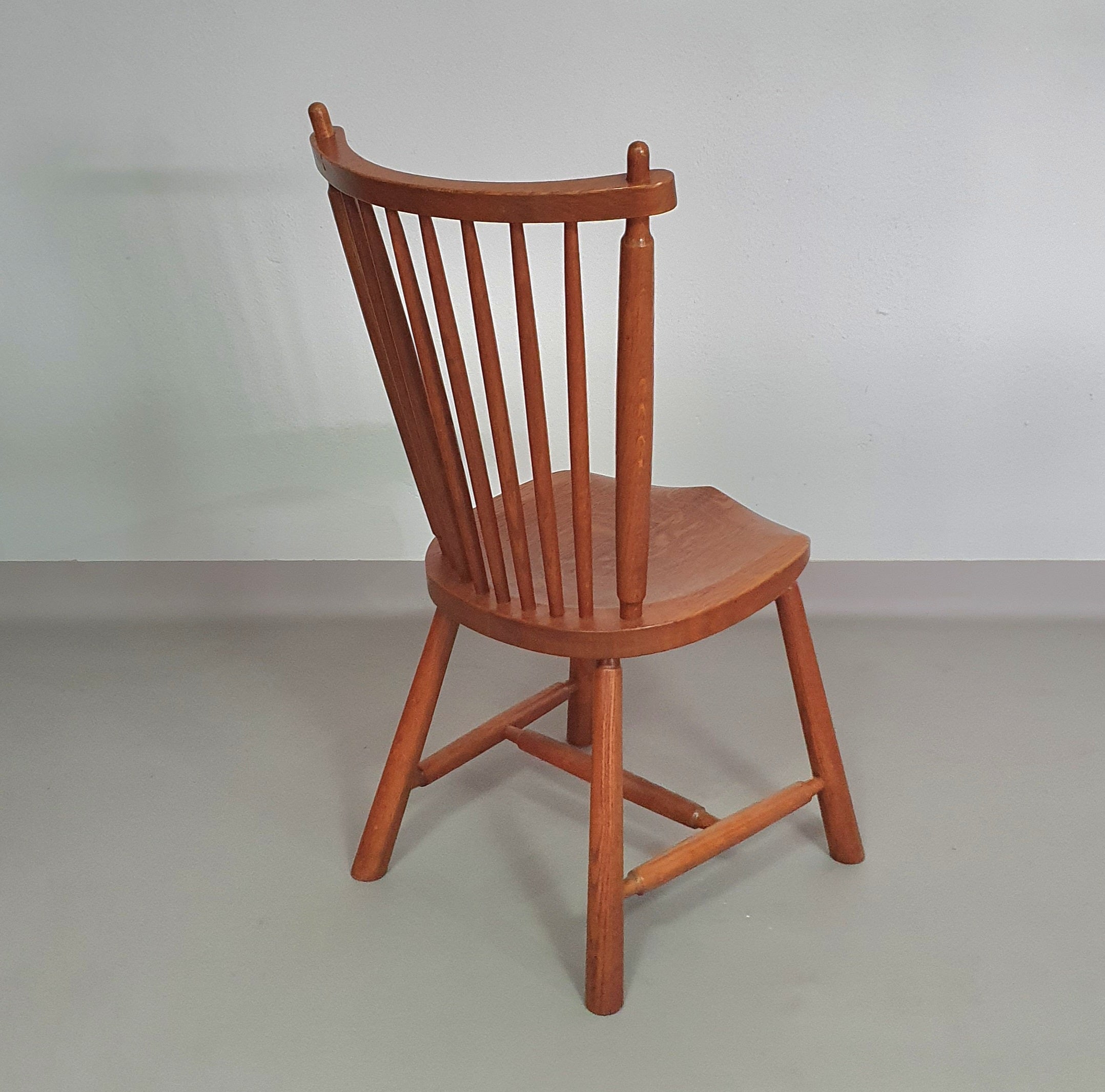 De Ster Geldermalsen Spindle Back dining chair 6 x in solid Oak. With a small carved decoration in the back rest.
1960s