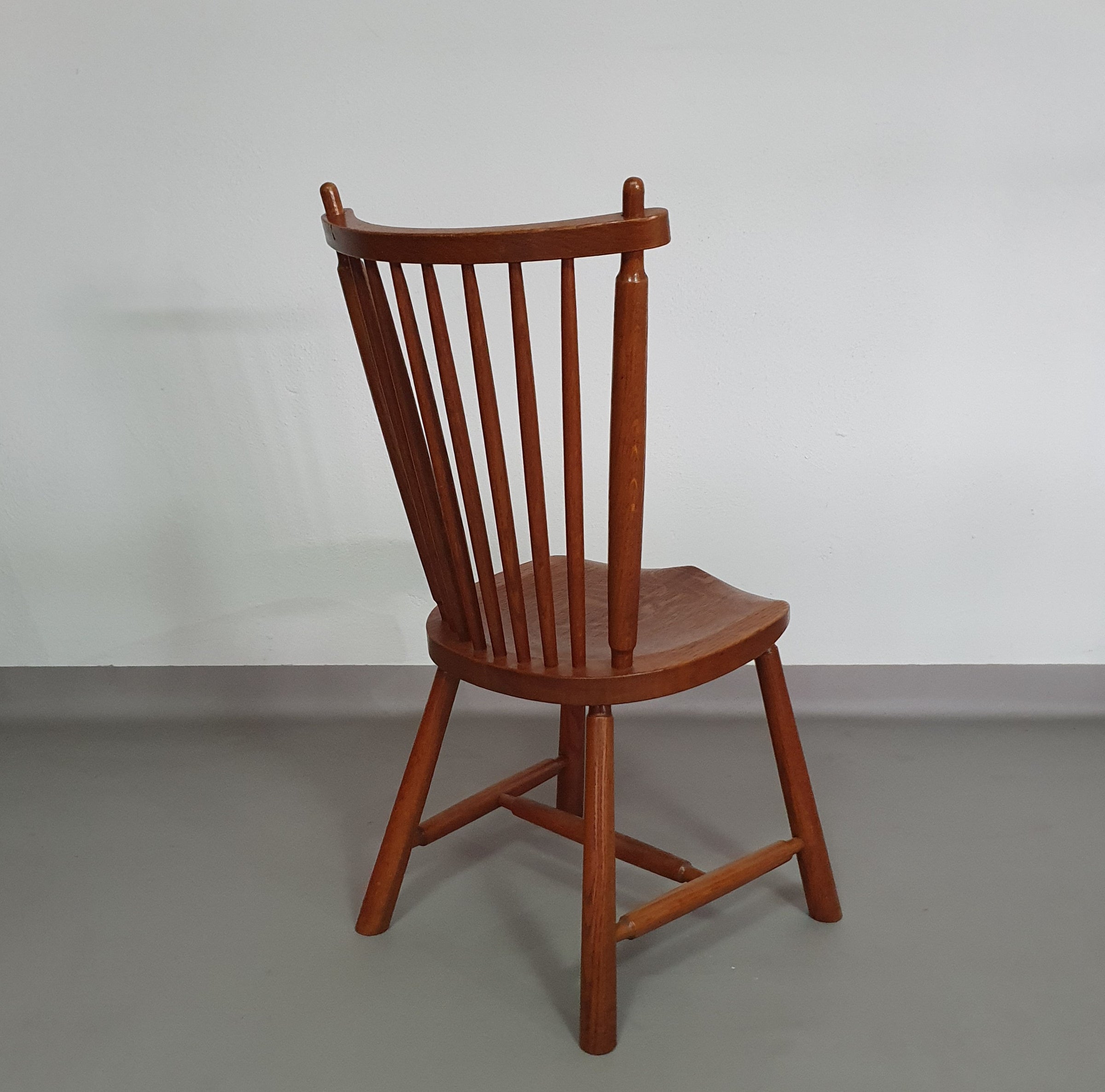 De Ster Geldermalsen Spindle Back dining chair 6 x in solid Oak. With a small carved decoration in the back rest.
1960s